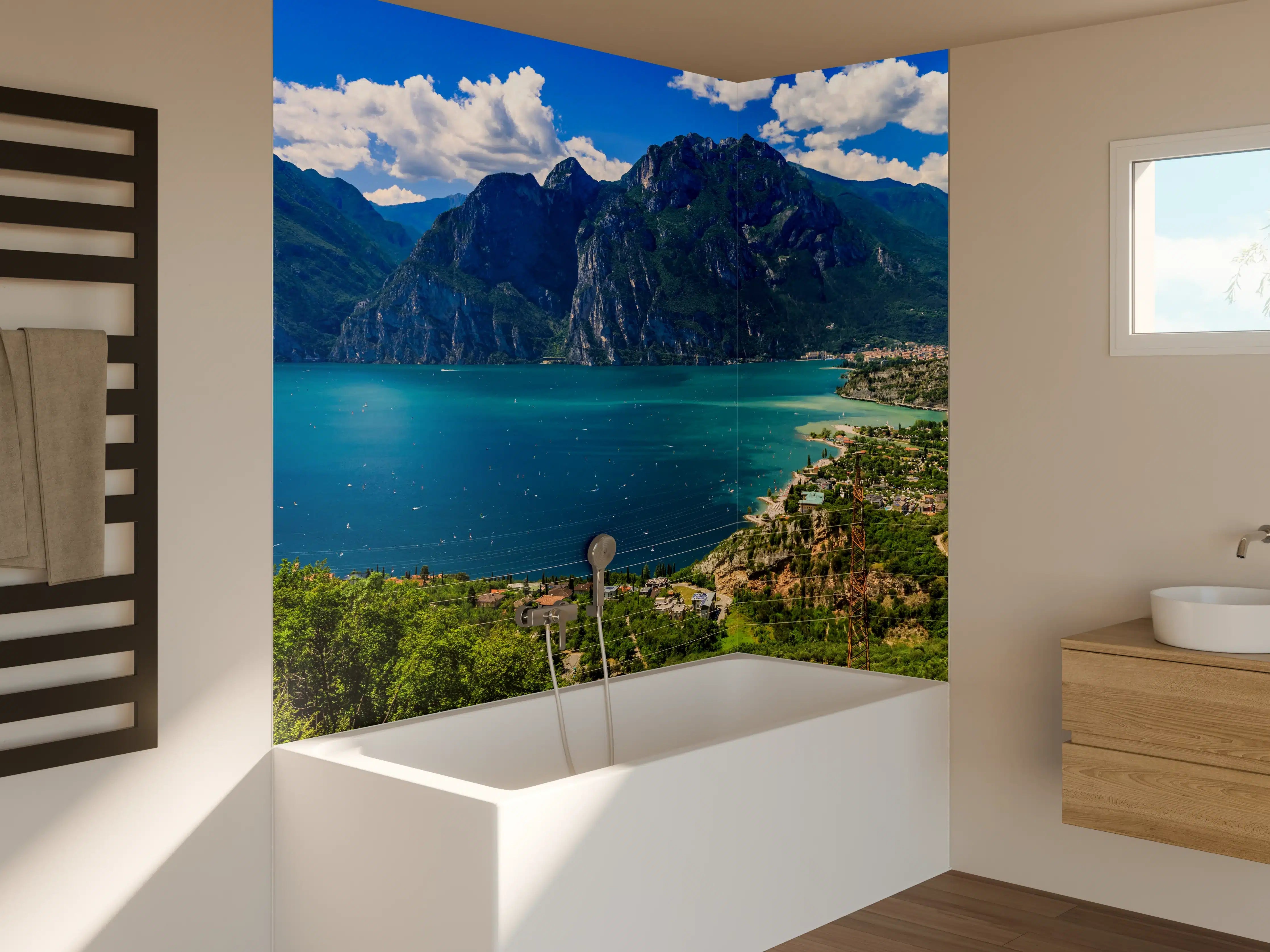 Badewannen-Rückwand - Gardasee Panorama in Blau und Grün