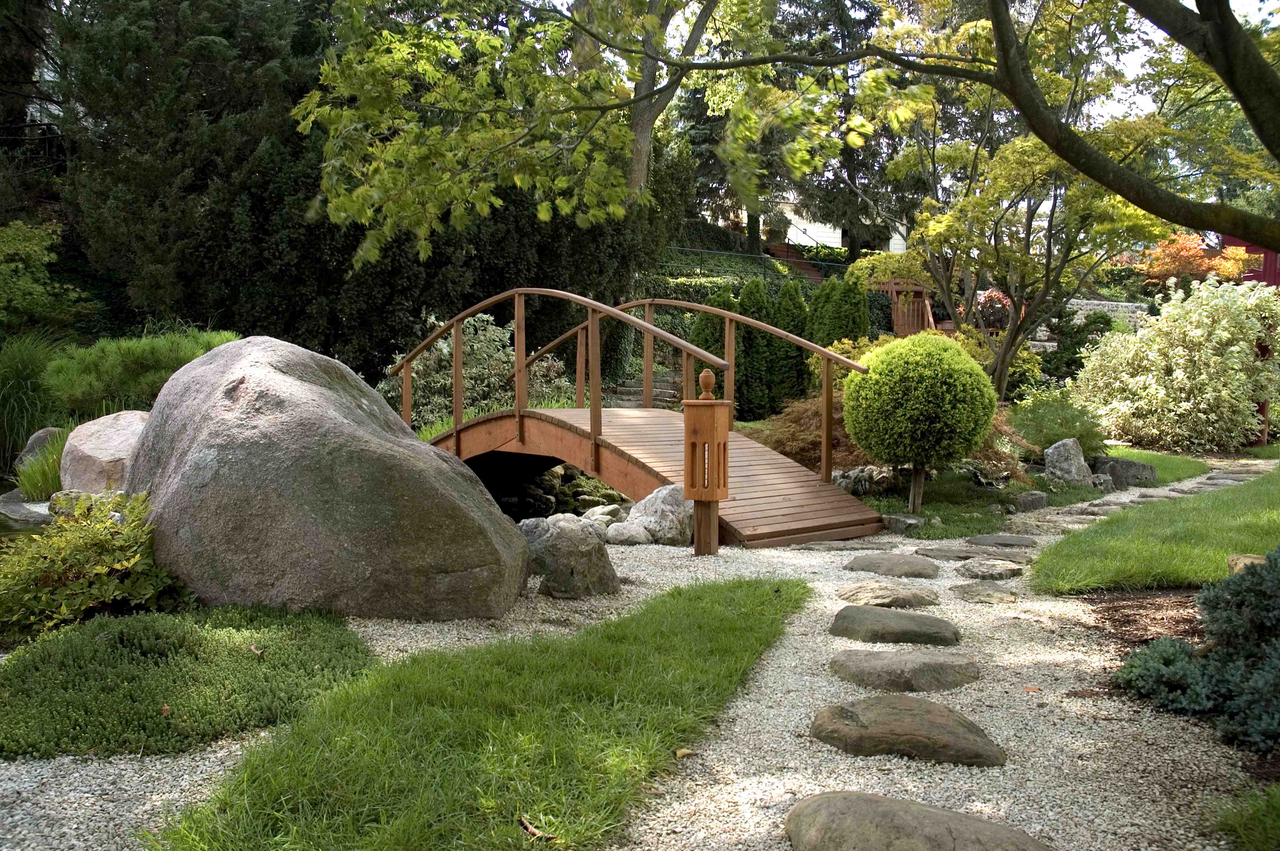 Badewannen-Rückwand-Gemütlicher Gartenpfad mit Brücke und Natursteinen