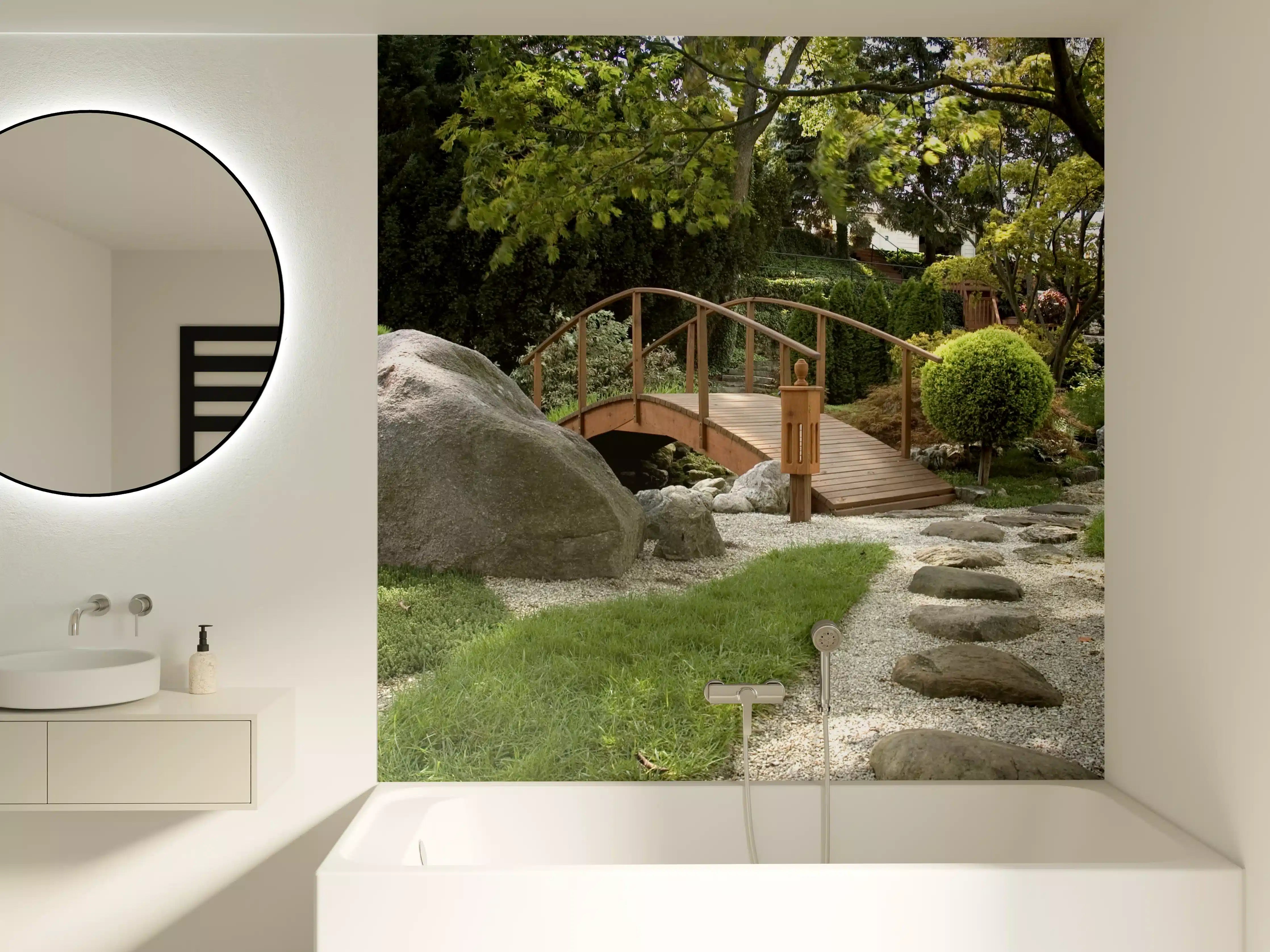 Badewannen-Rückwand - Gemütlicher Gartenpfad mit Brücke und Natursteinen
