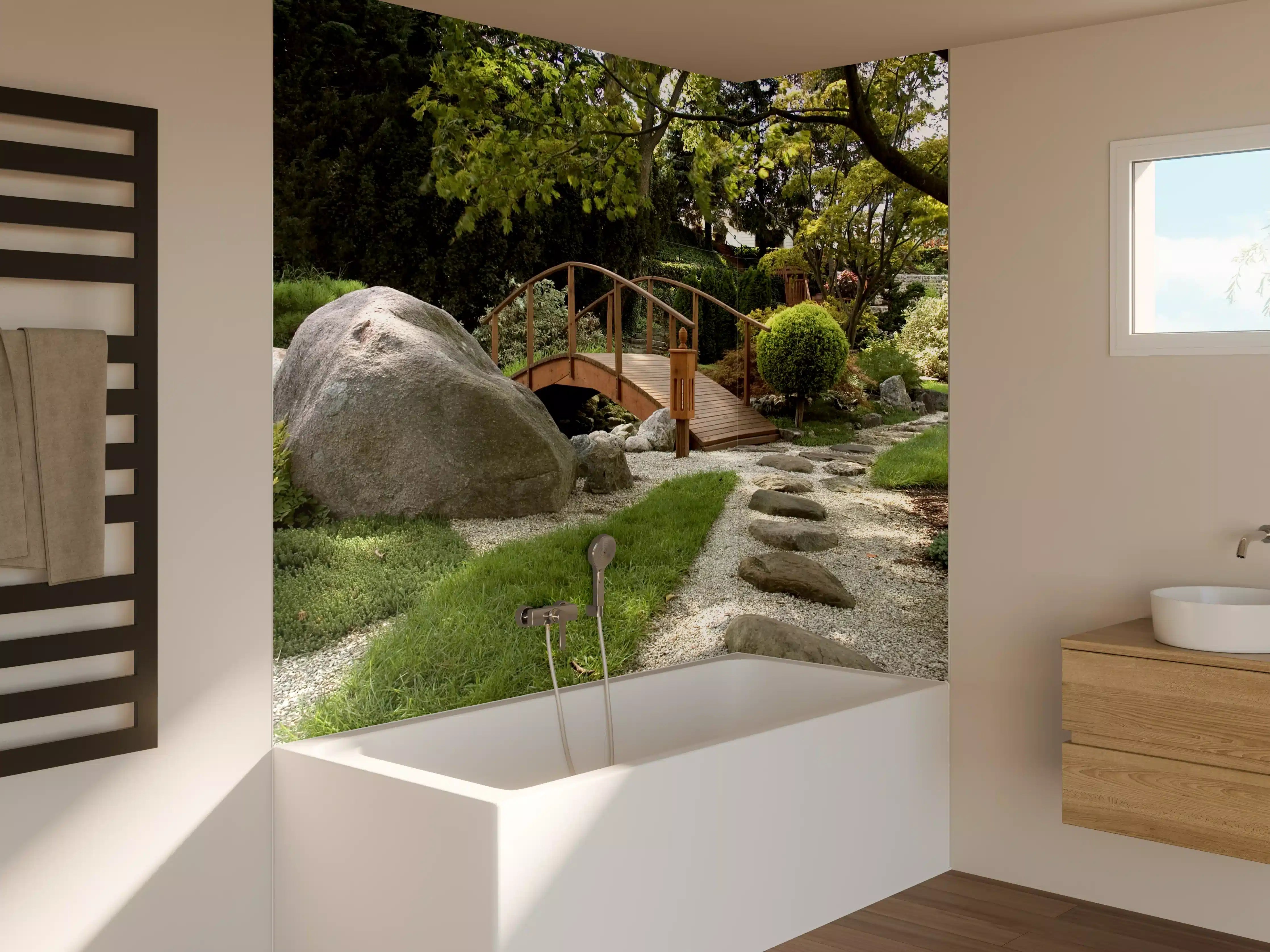 Badewannen-Rückwand - Gemütlicher Gartenpfad mit Brücke und Natursteinen