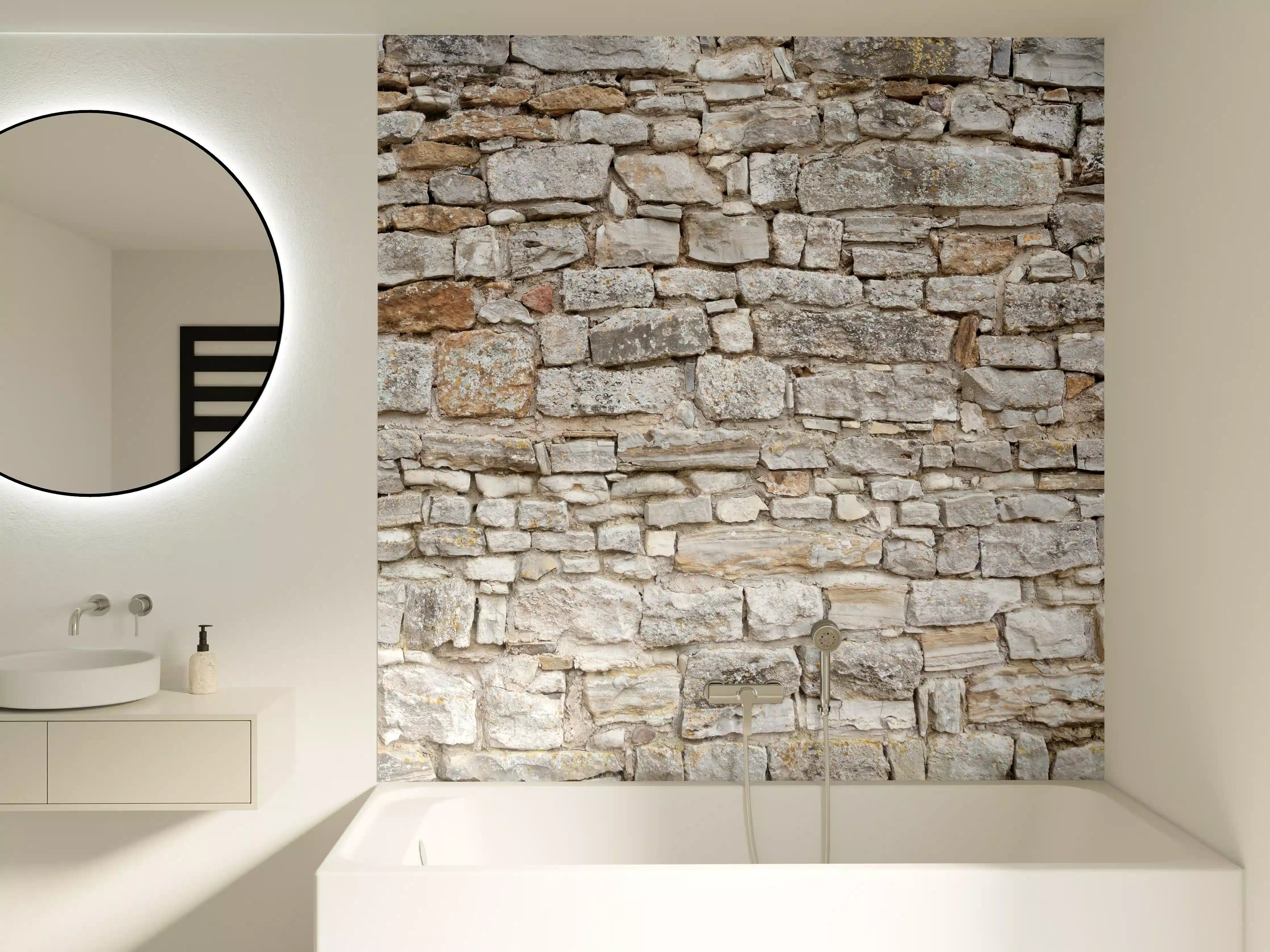 Badewannen-Rückwand - Gräuliche alte Mauer aus groben Steinen