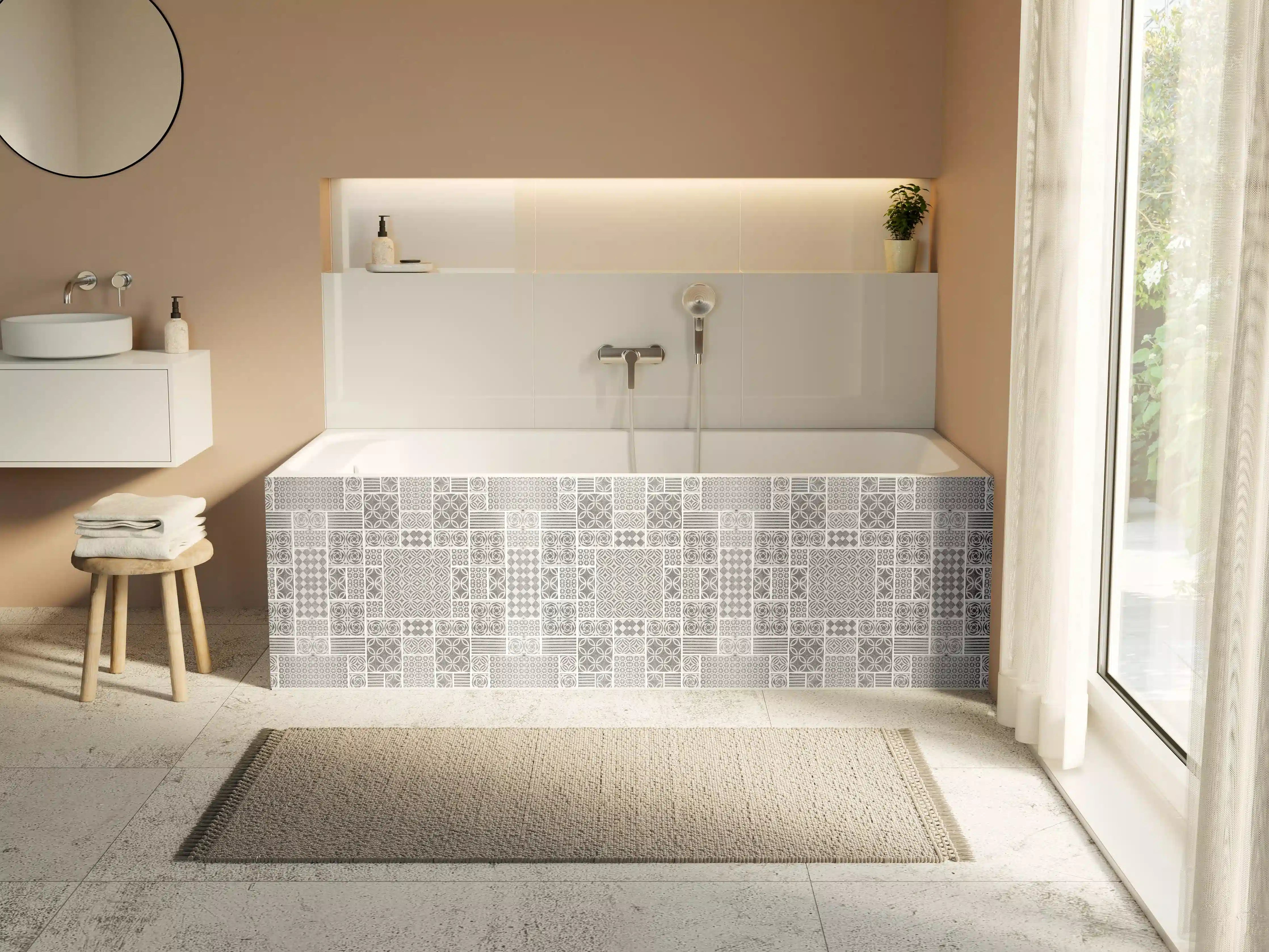 Badewannen-Rückwand - Gräuliche geometrische Fliesen