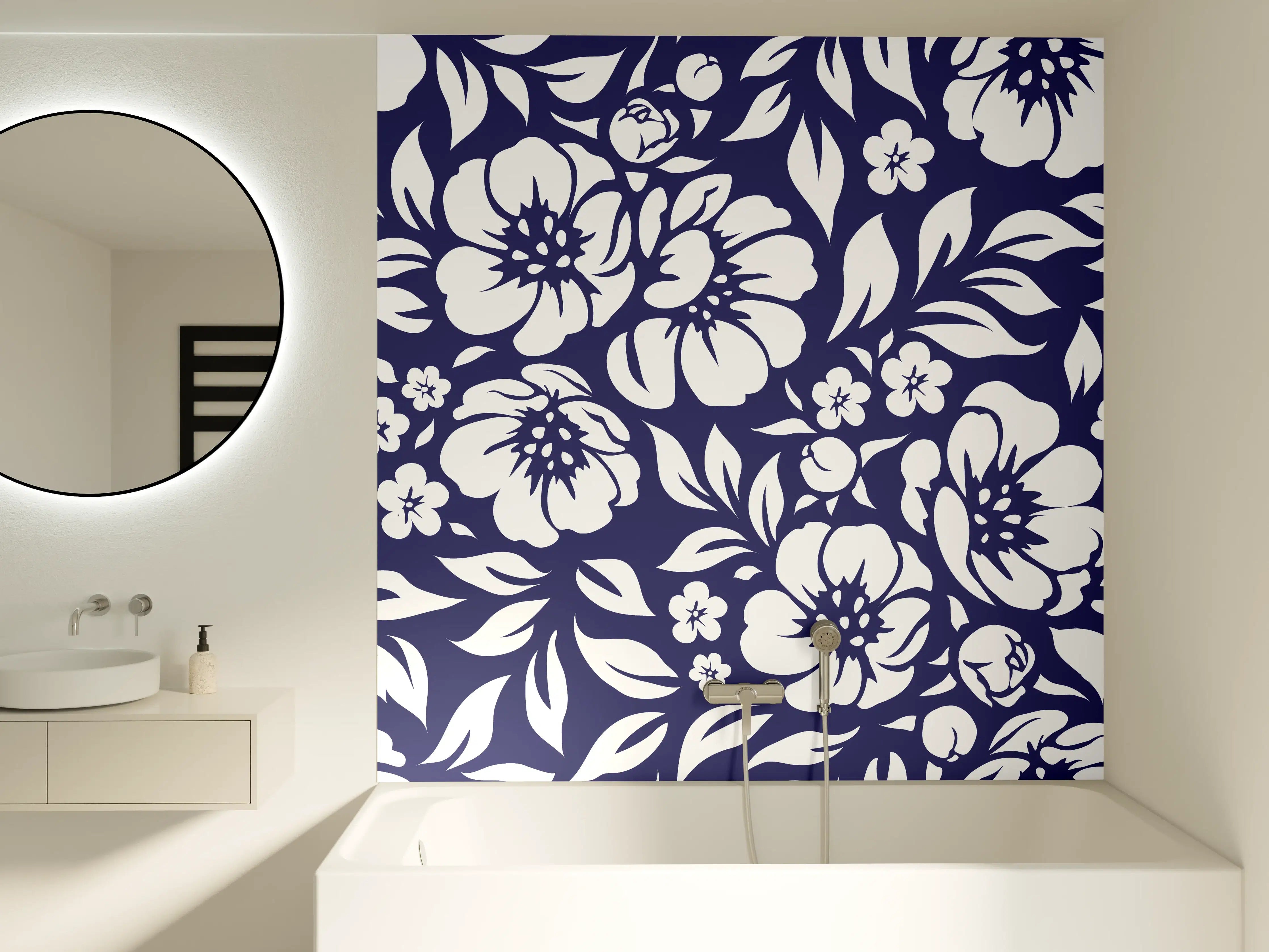 Badewannen-Rückwand - Graue Blumen in Blauweiß