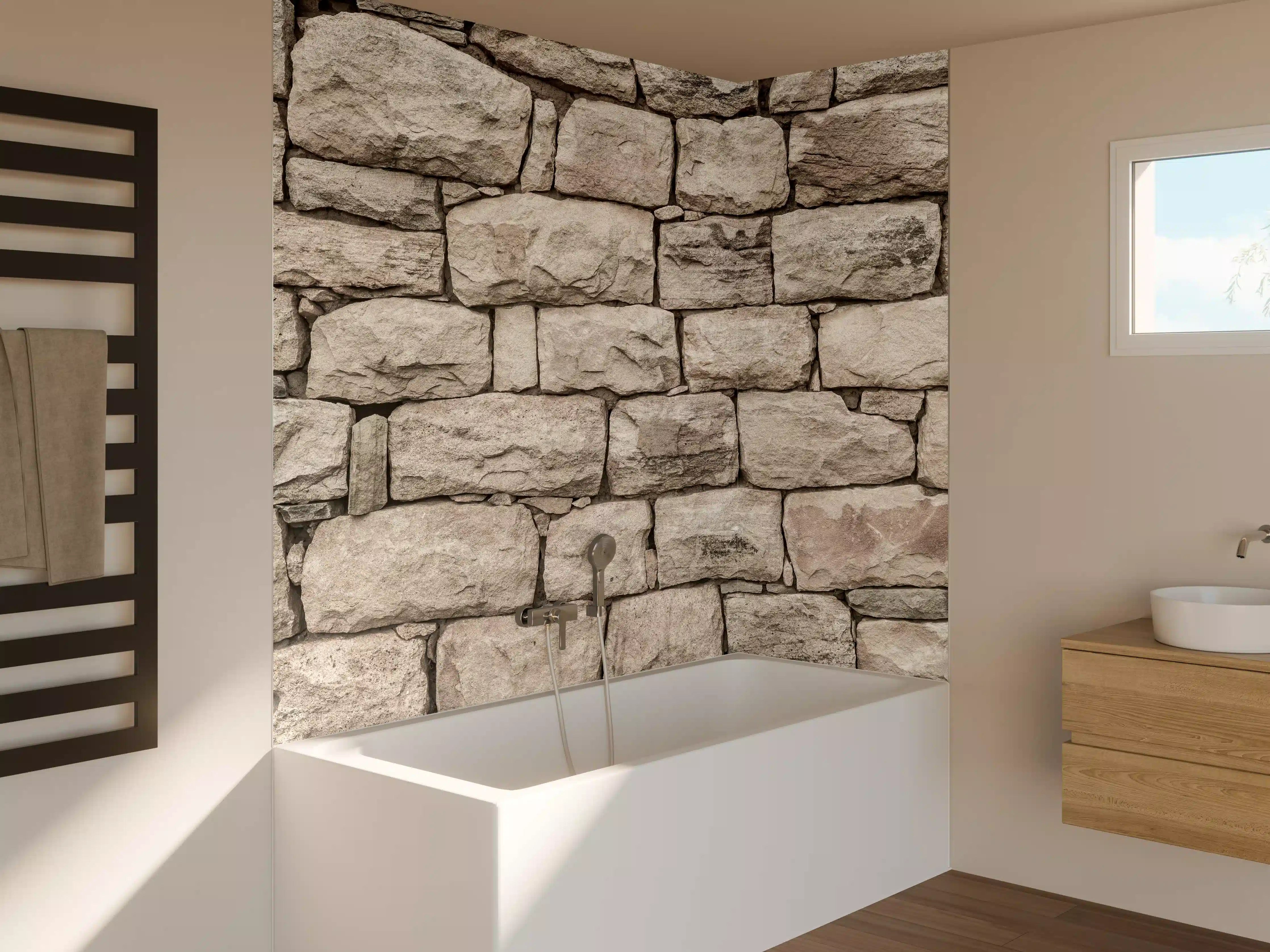 Badewannen-Rückwand - Graue Natursteinmauer in Weiß