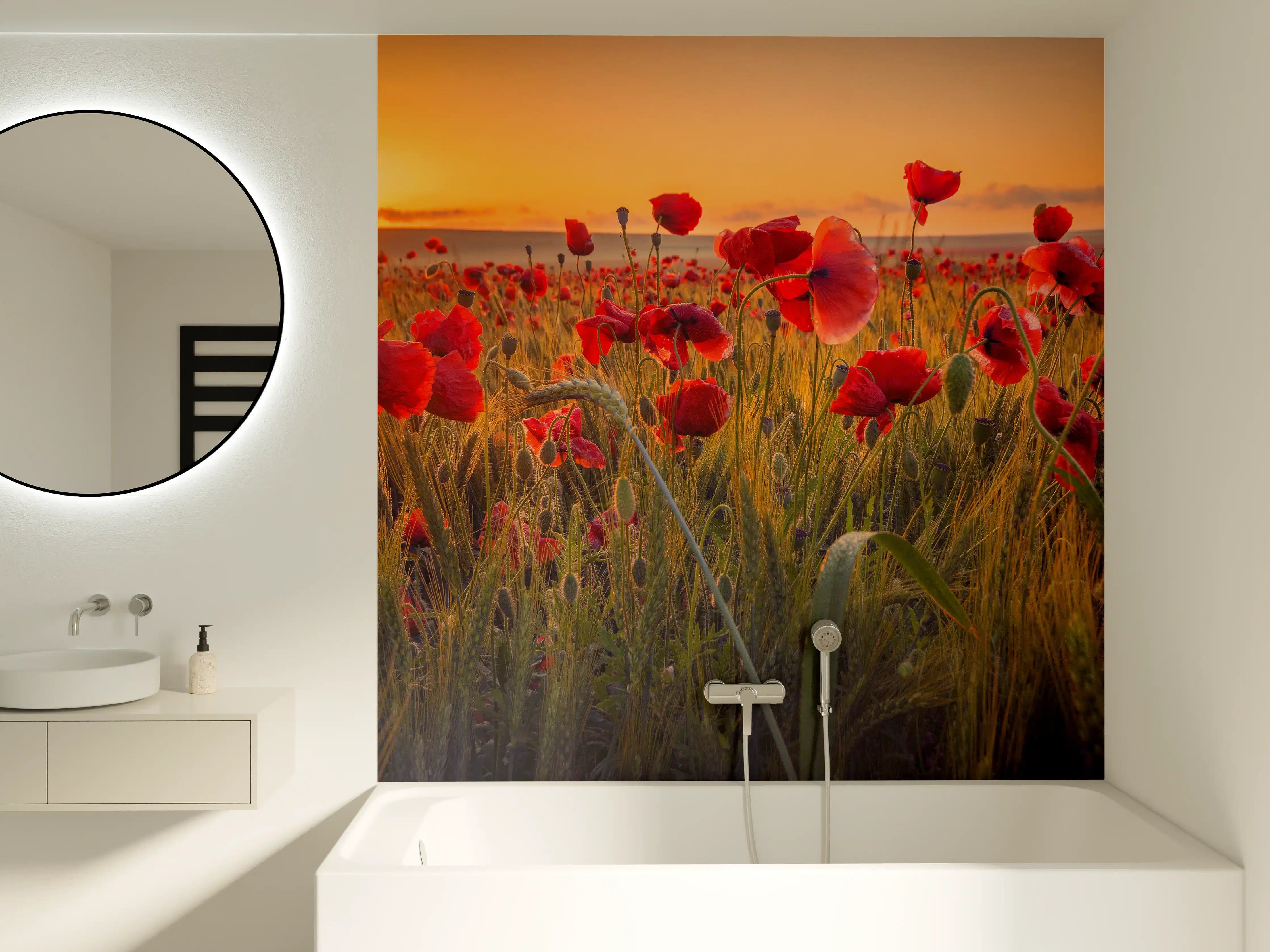 Badewannen-Rückwand - Grauer Himmel über Mohnwiese