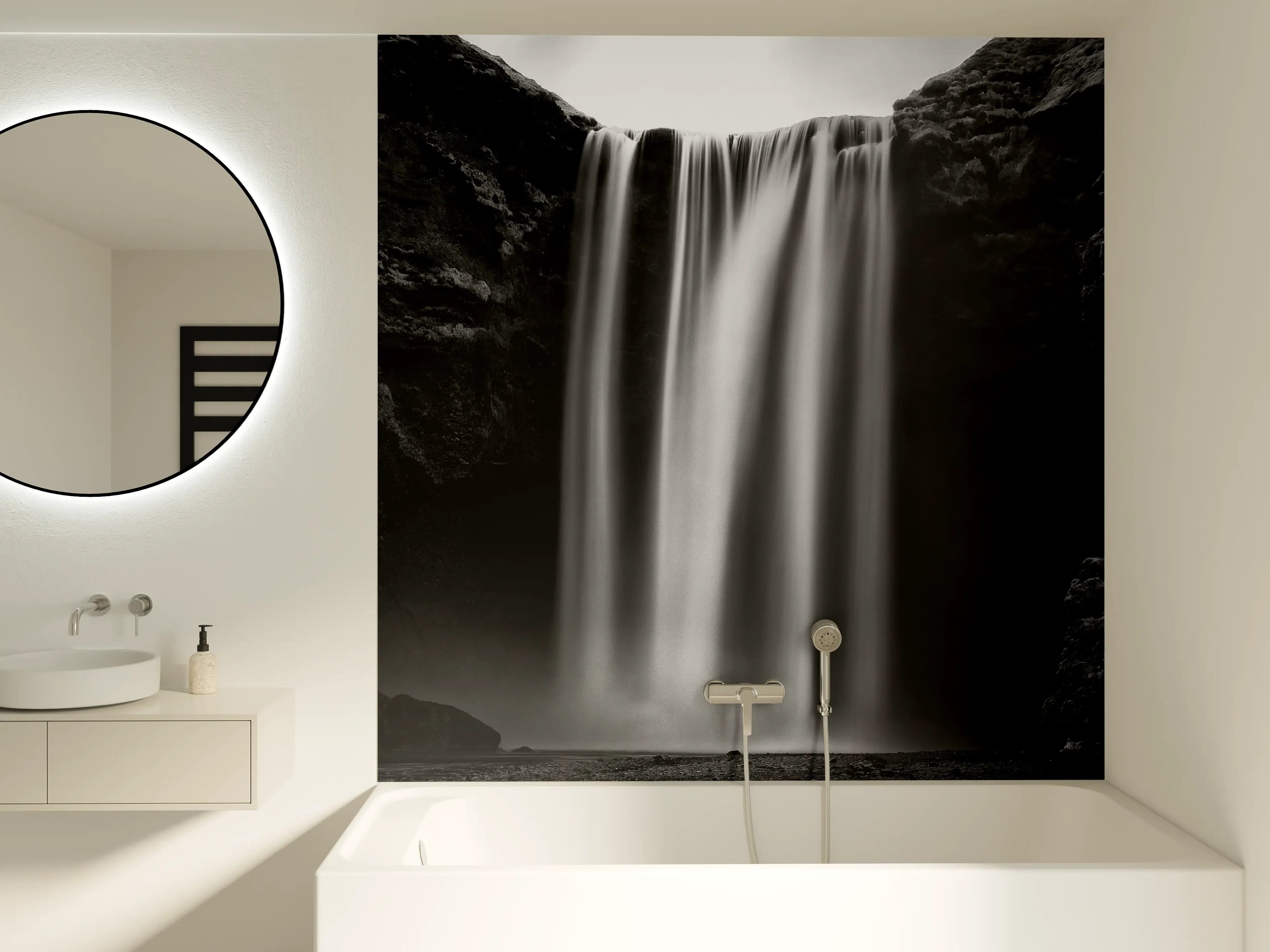 Badewannen-Rückwand - Grauer Wasserfall im Schwarzweiß-Design