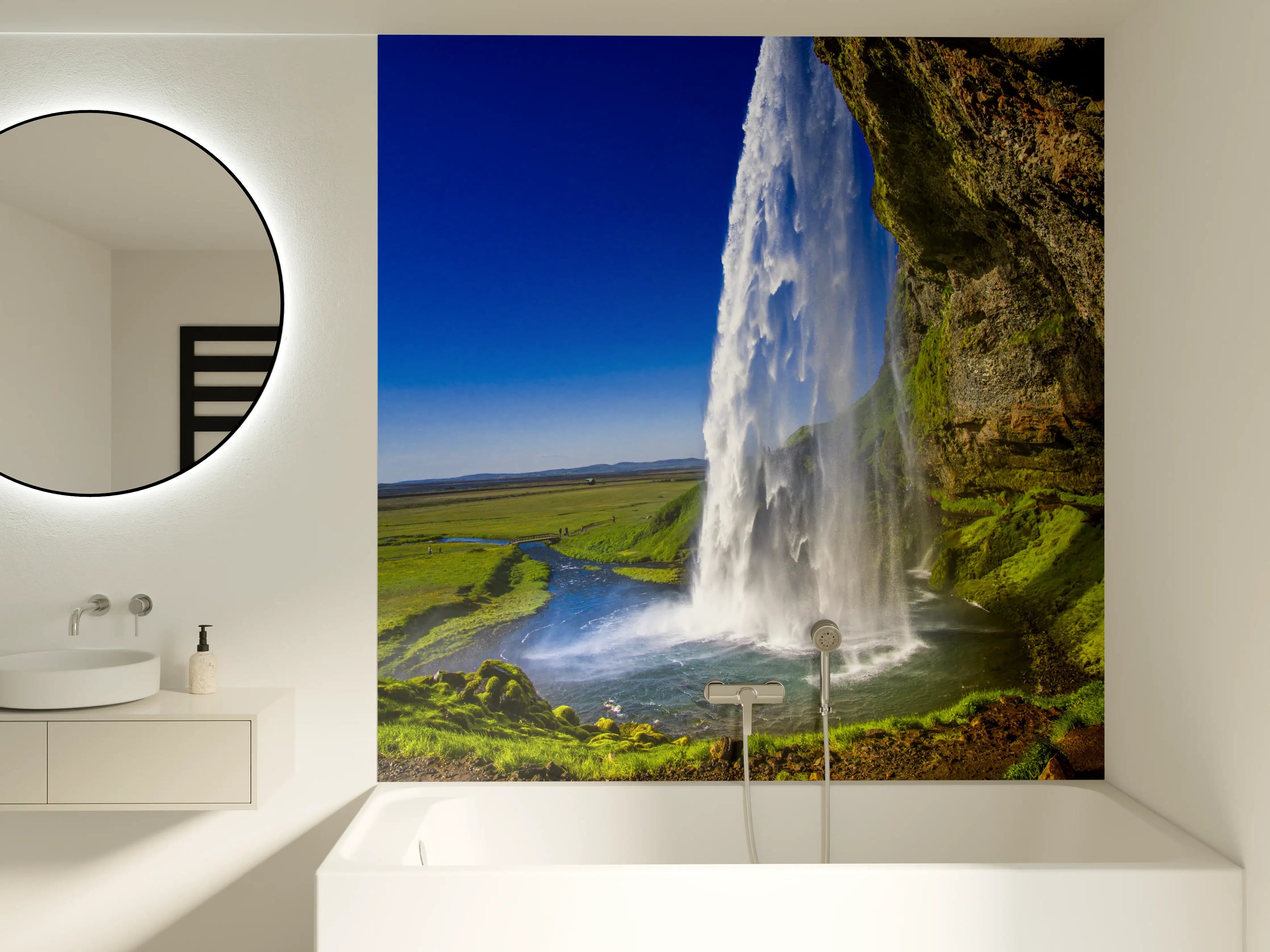 Badewannen-Rückwand - Grauer Wasserfall vor Grün