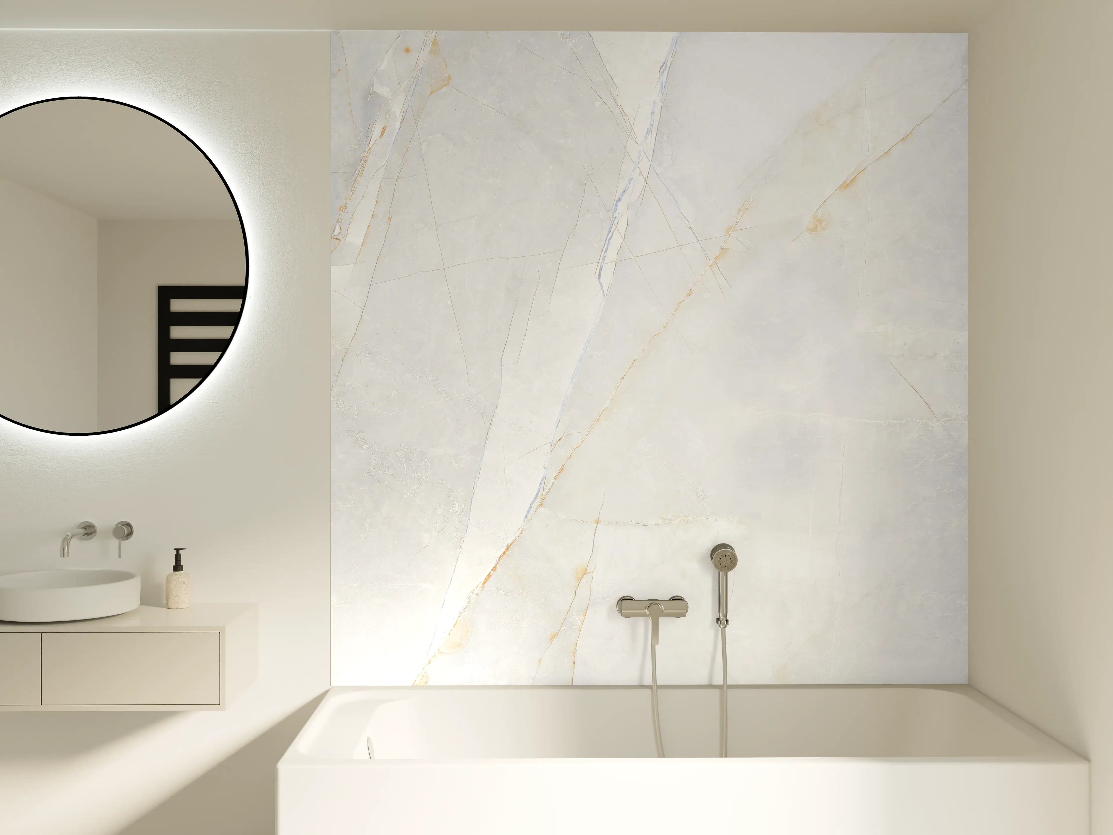 Badewannen-Rückwand - Grauweißer Marmor mit Gold-Details