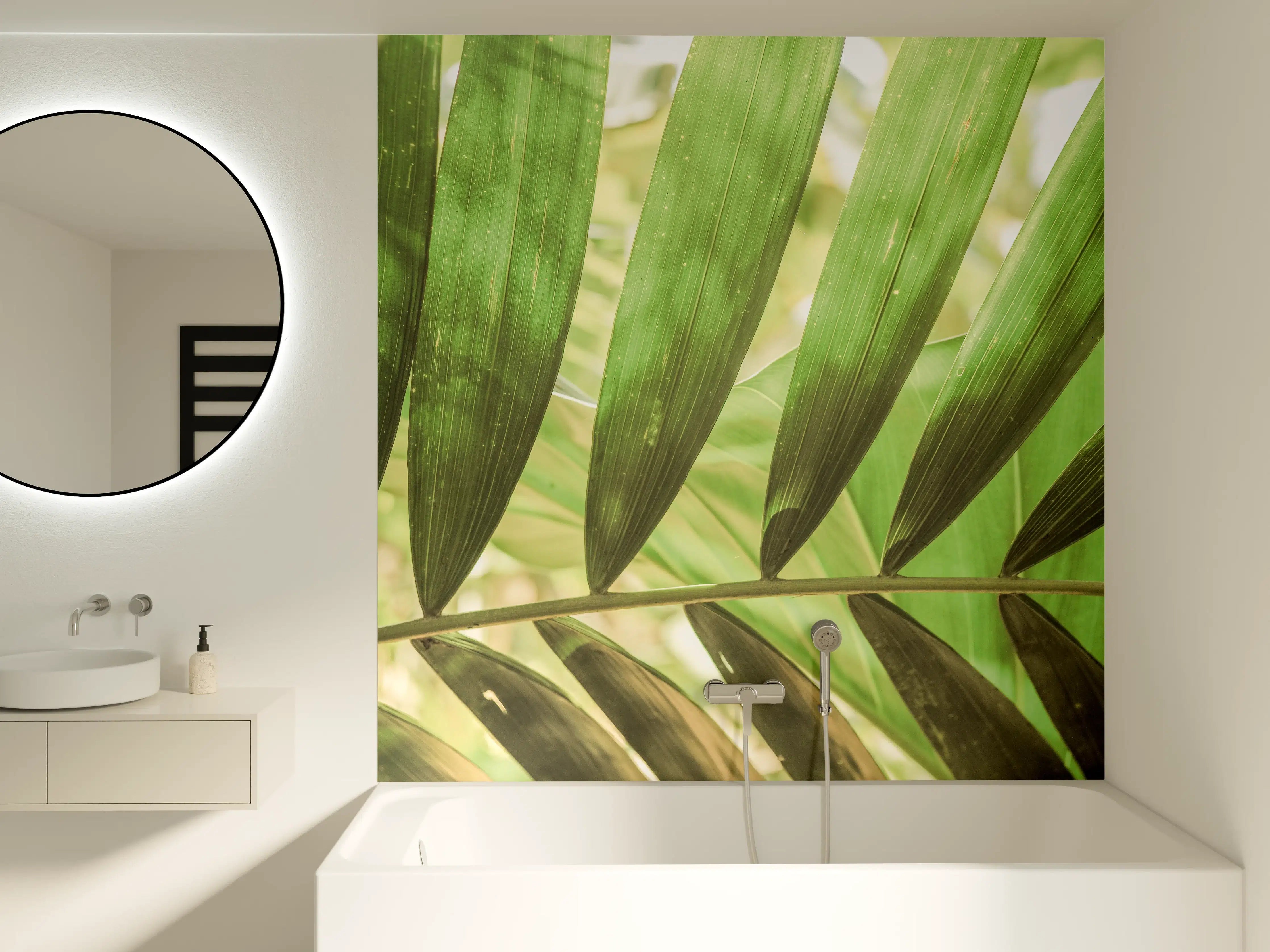 Badewannen-Rückwand - Grüne Palmenblätter im Sonnenlicht