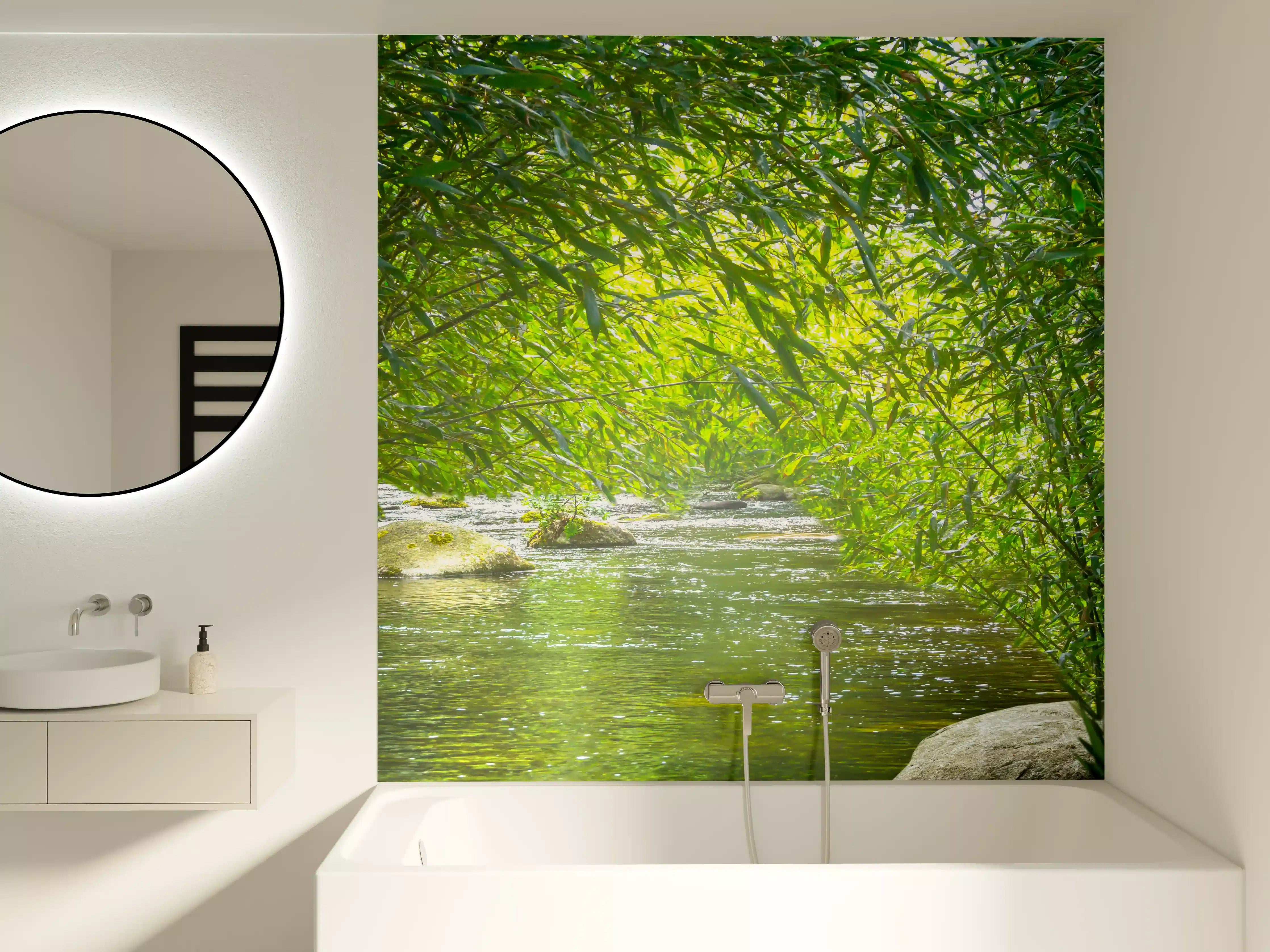 Badewannen-Rückwand - Harmonischer Bach zwischen Bambuspflanzen