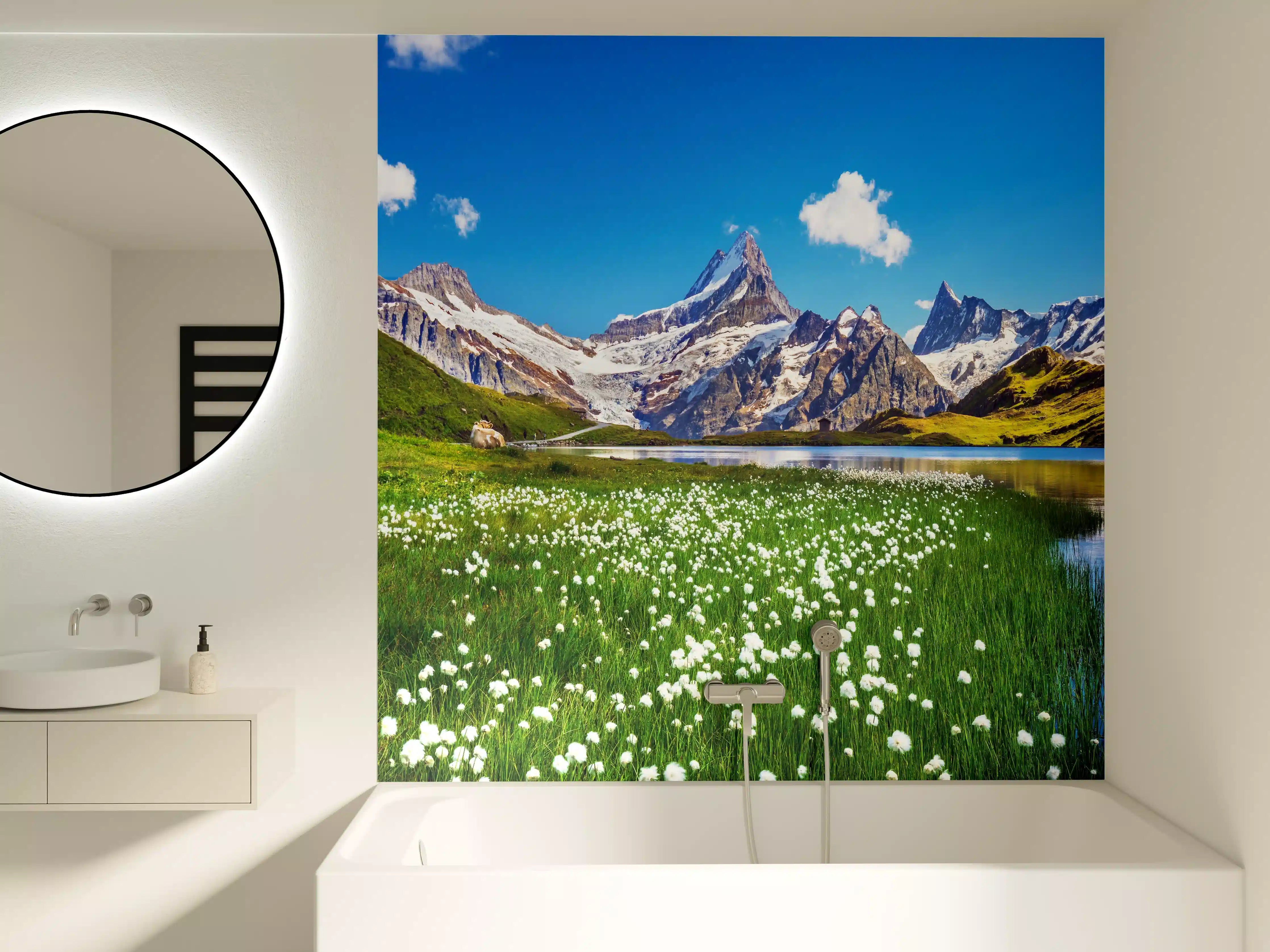 Badewannen-Rückwand - Heitere Aussicht auf die Berner Alpenkette