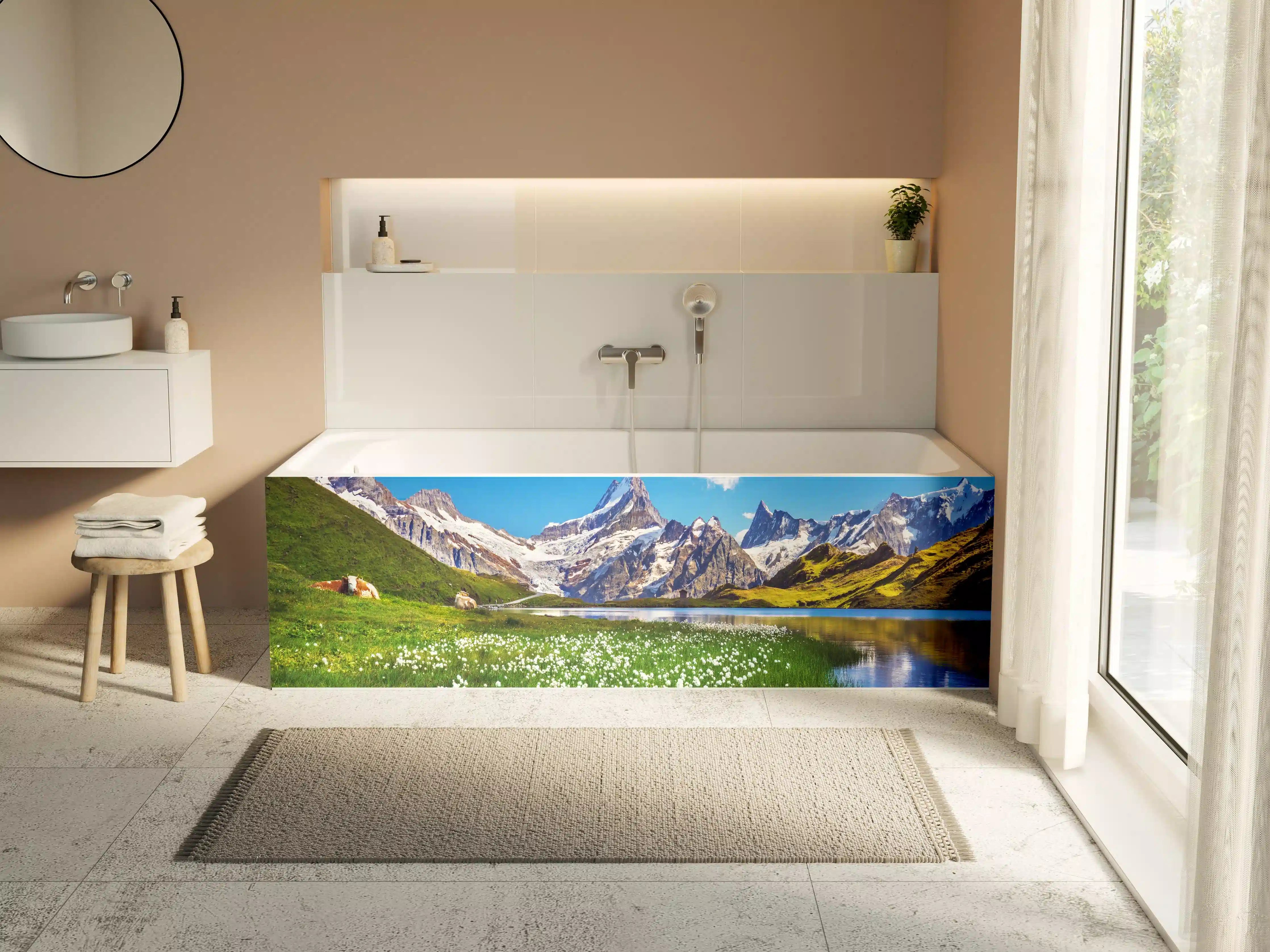 Badewannen-Rückwand - Heitere Aussicht auf die Berner Alpenkette