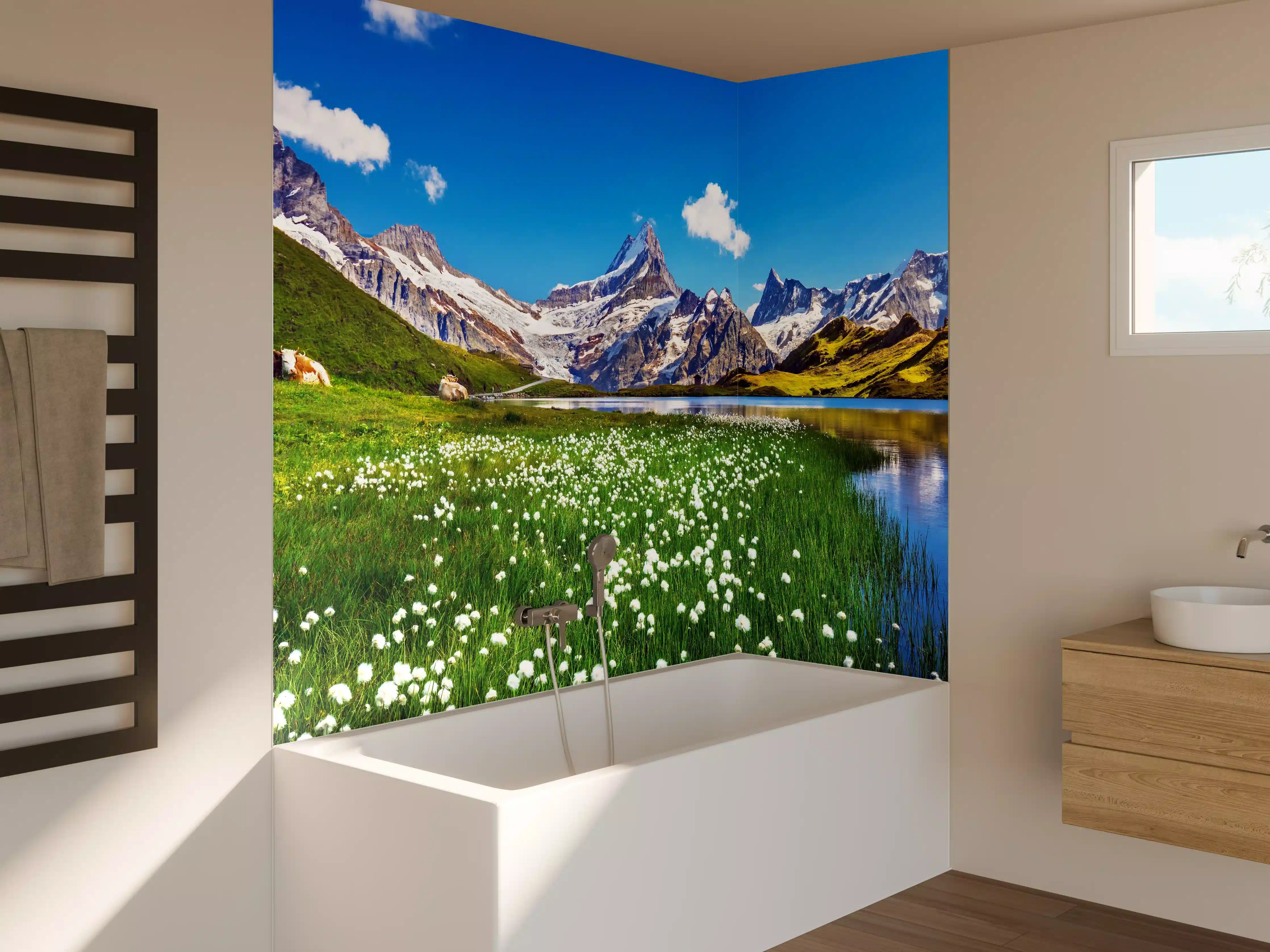 Badewannen-Rückwand - Heitere Aussicht auf die Berner Alpenkette