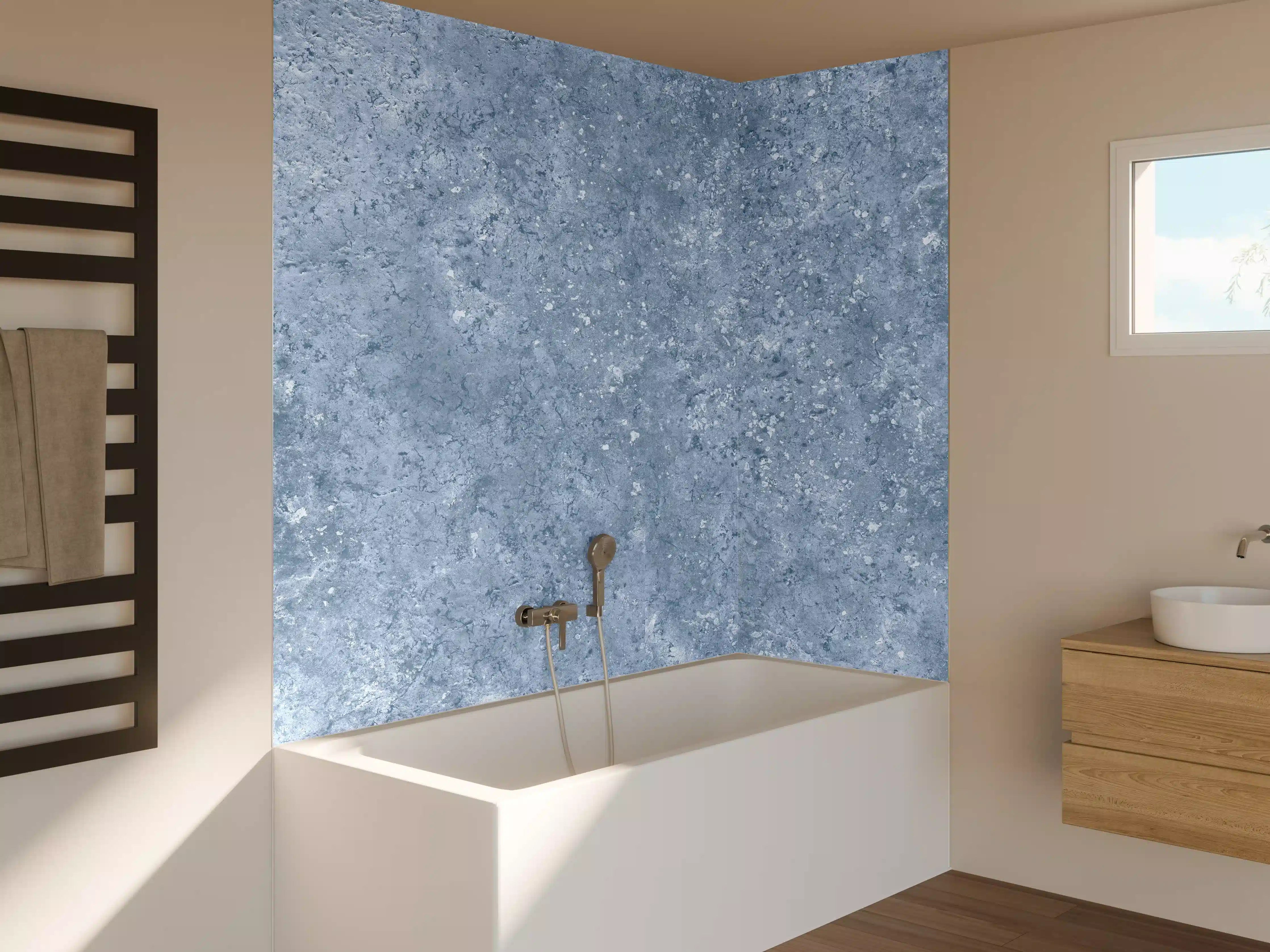 Badewannen-Rückwand - Hellblaue getünchte Wandtextur