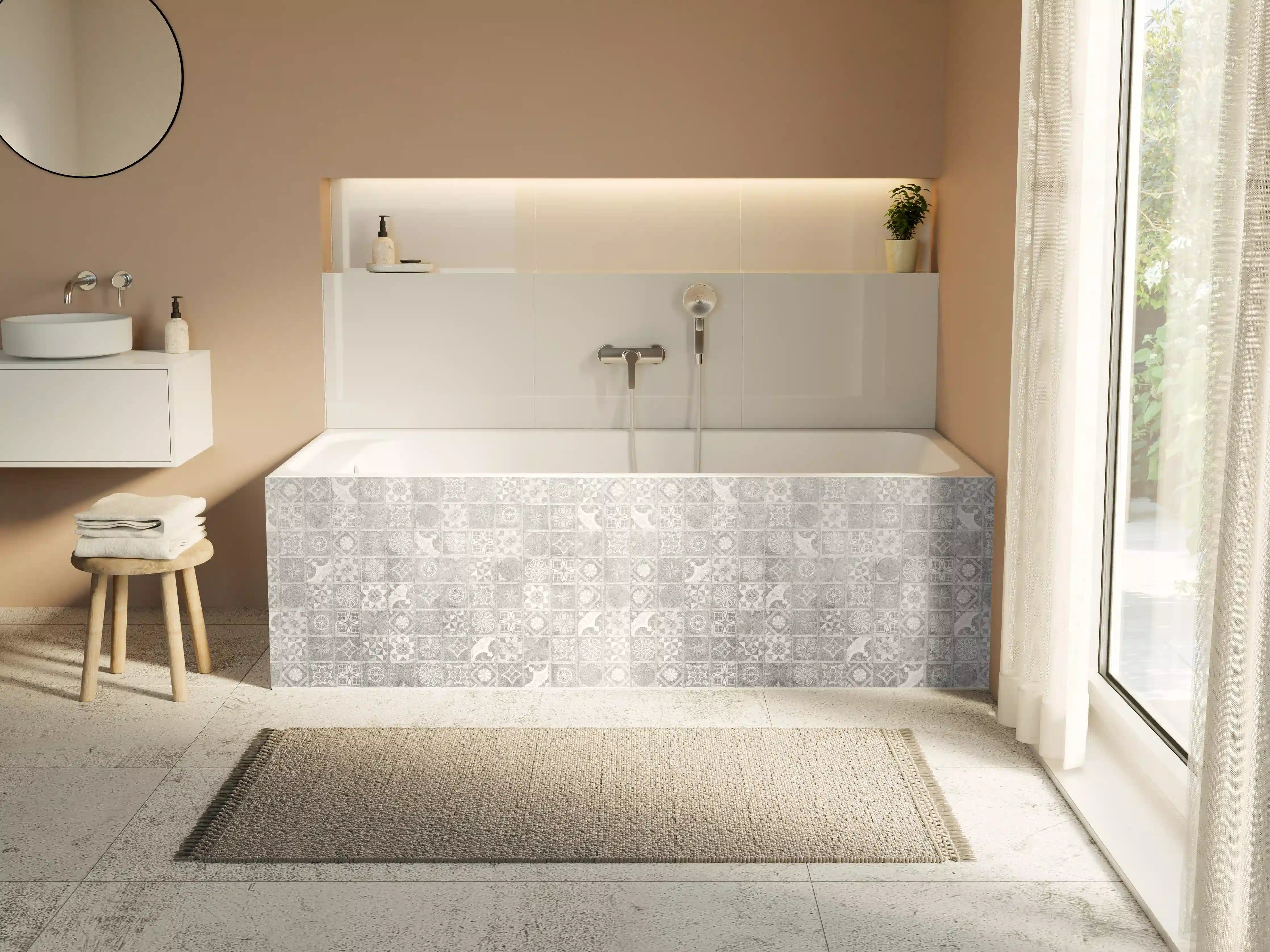 Badewannen-Rückwand - Helle Mosaikfliesen mit Grauakzenten