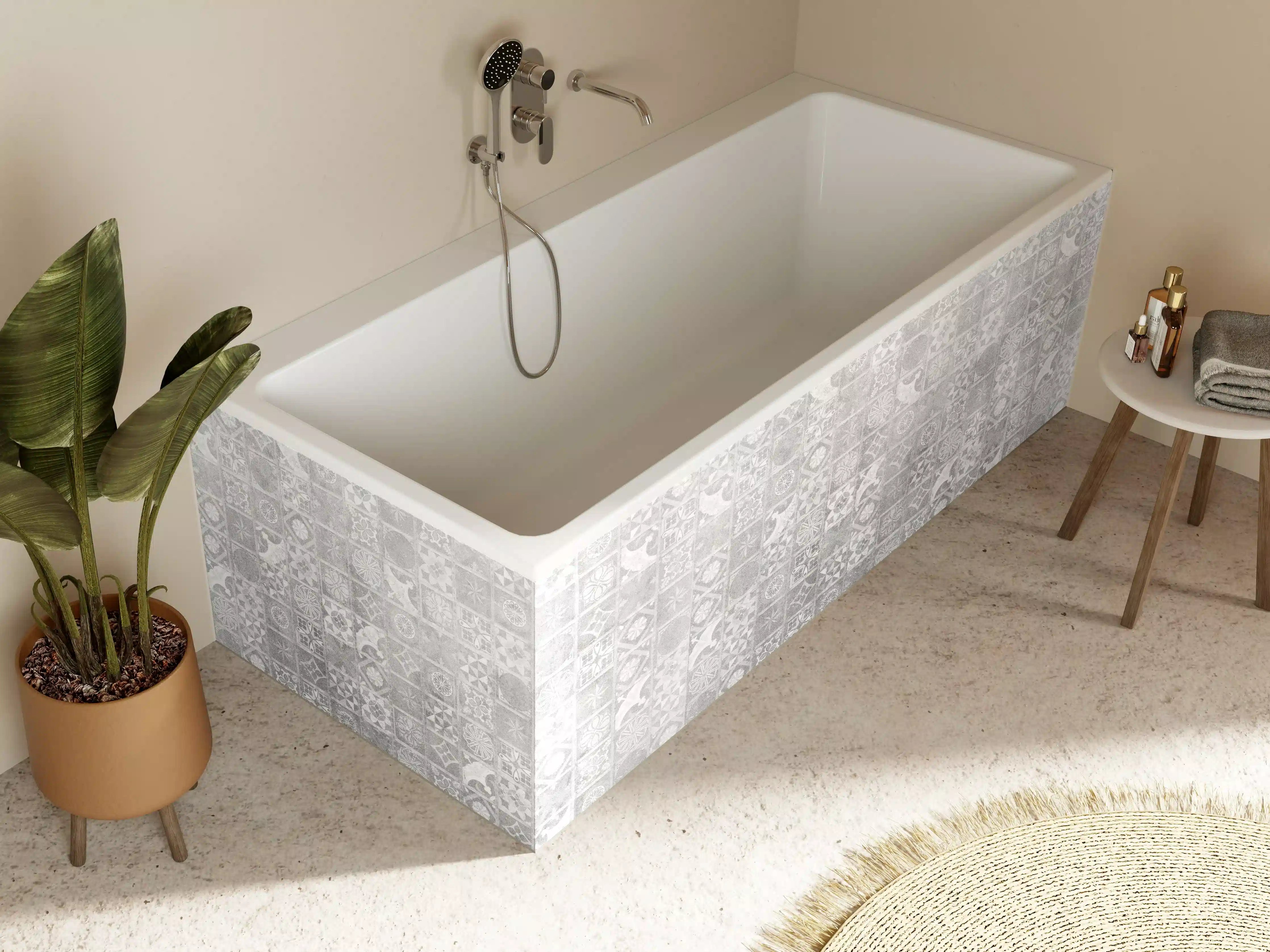 Badewannen-Rückwand - Helle Mosaikfliesen mit Grauakzenten
