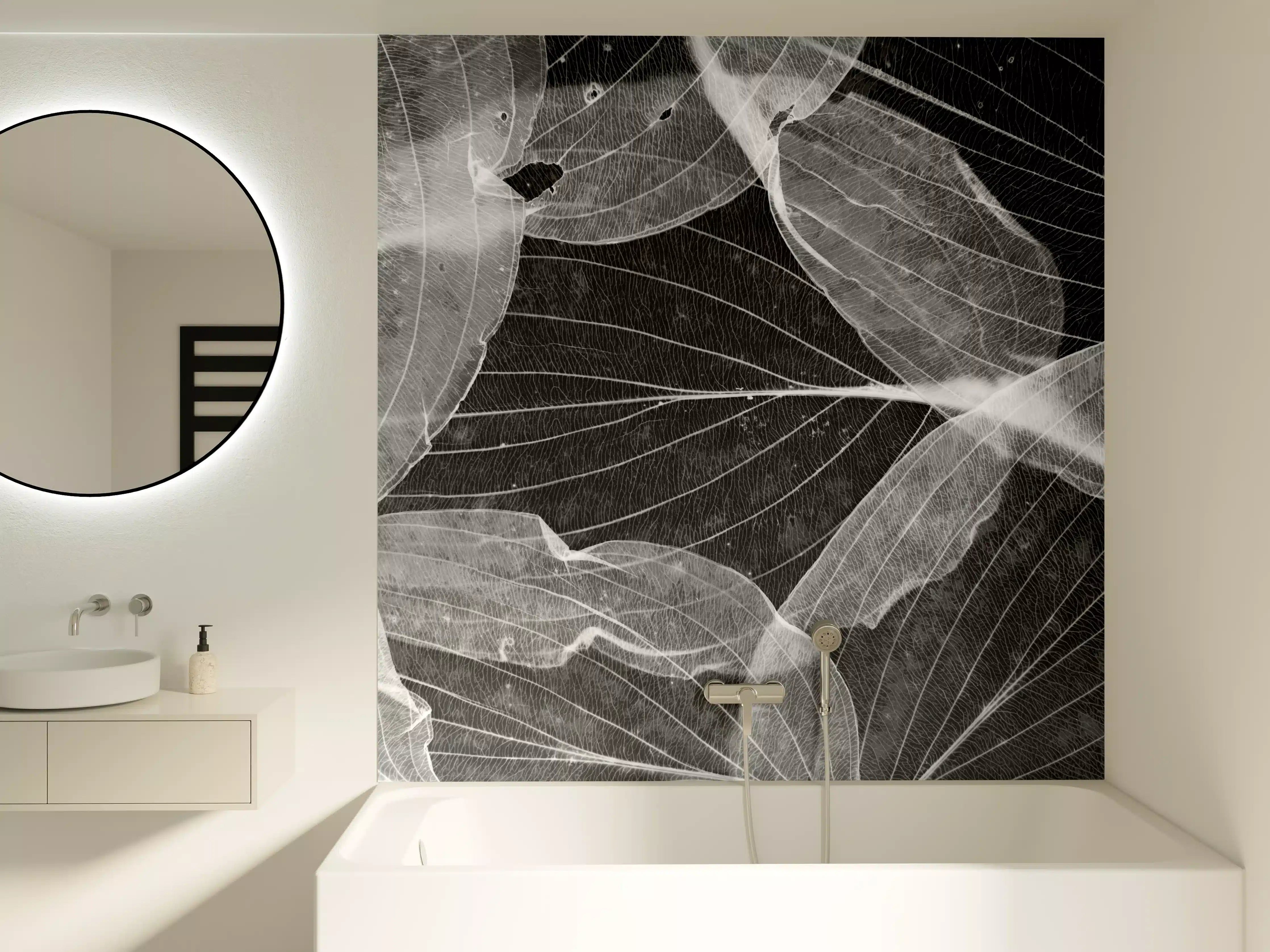 Badewannen-Rückwand - Herbstliches Blatt Schwarz-Weiß Makro