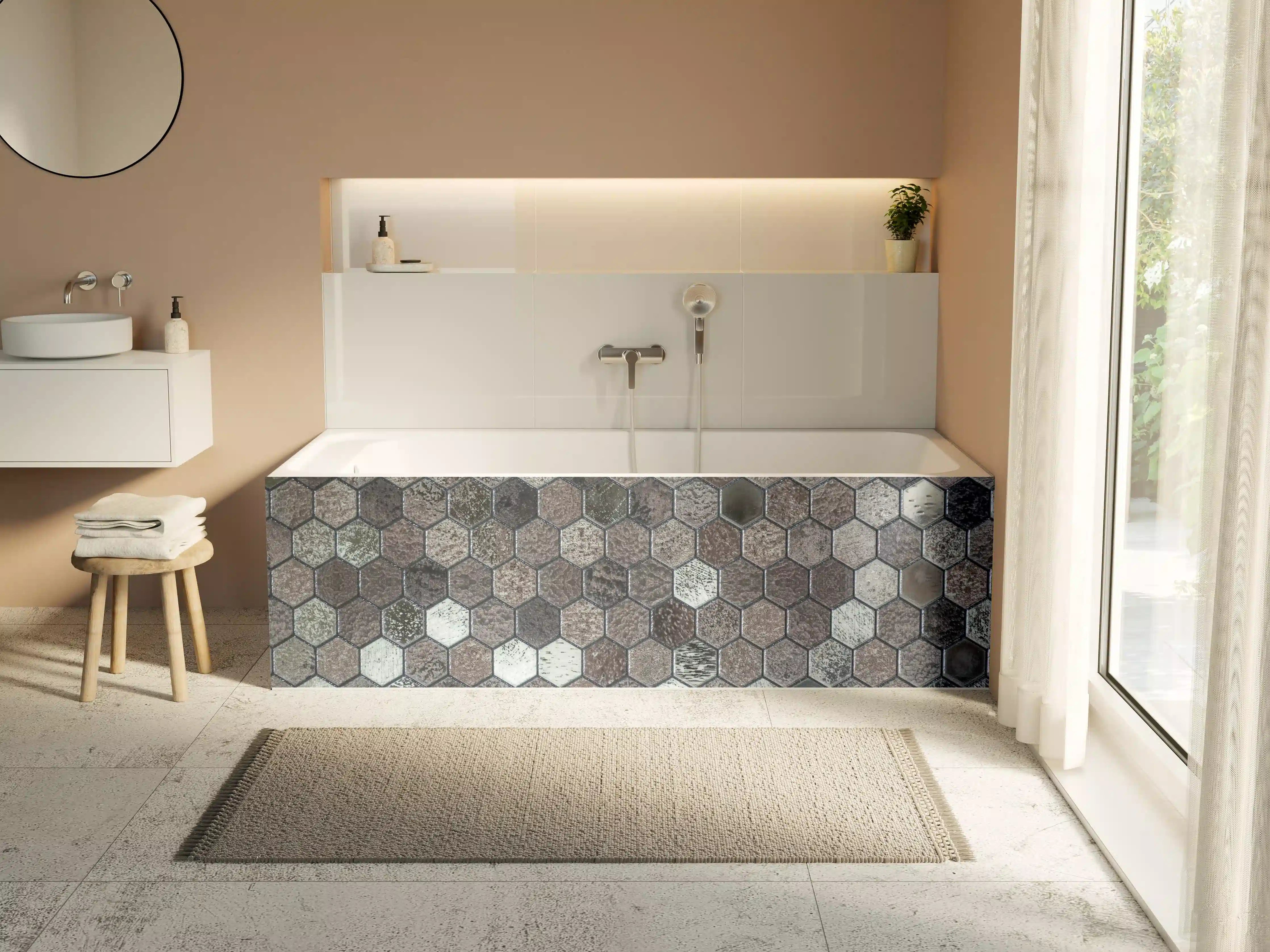 Badewannen-Rückwand - Hexagonale Fliesenmuster mit Naturstein-Optik