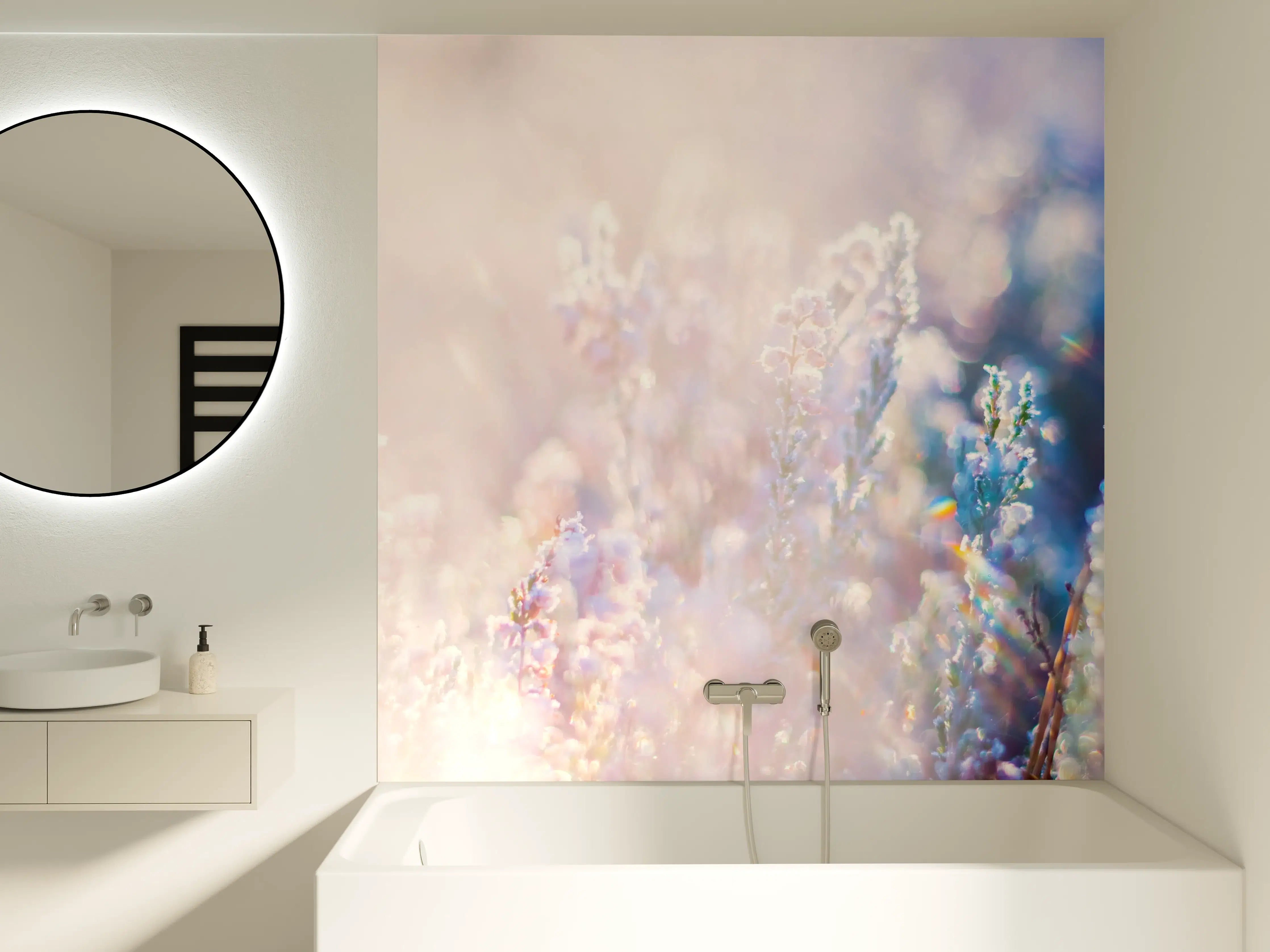 Badewannen-Rückwand - Himmelblauer Himmel mit zarten Blumen im Sonnenschein