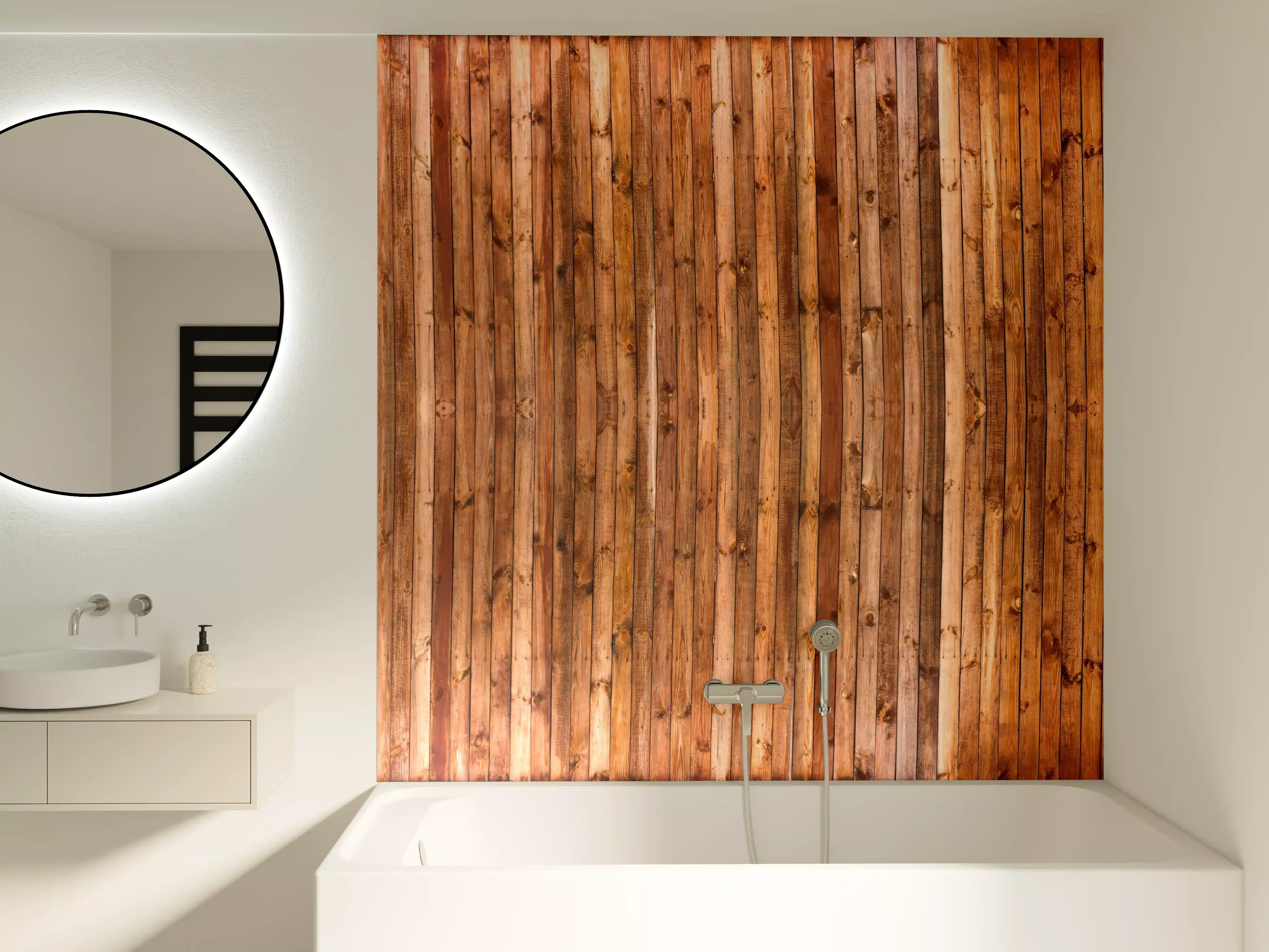Badewannen-Rückwand - Holzpaneele in warmen Tönen