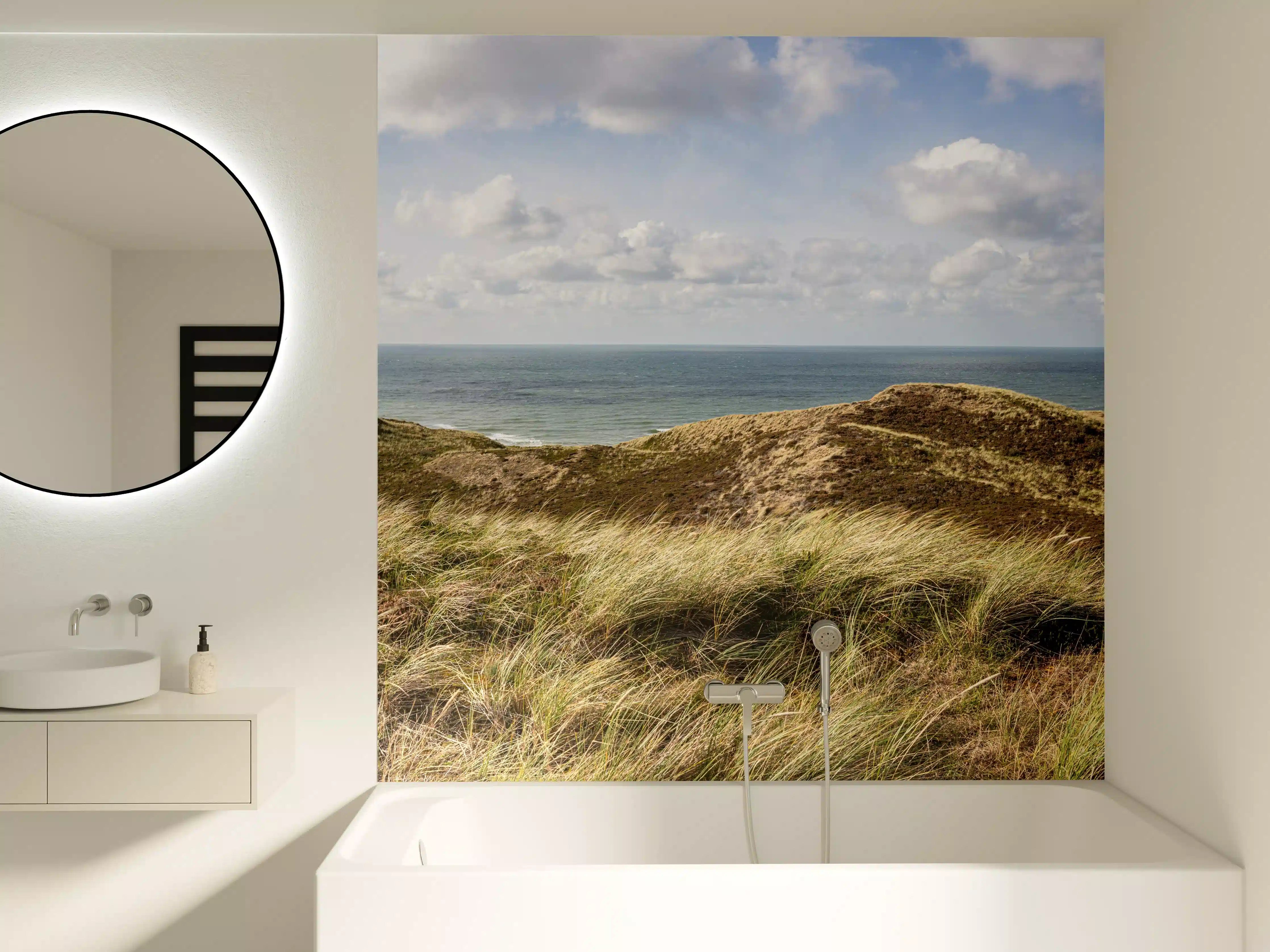 Badewannen-Rückwand - Idyllische Küstenlandschaft mit sanften Hügeln