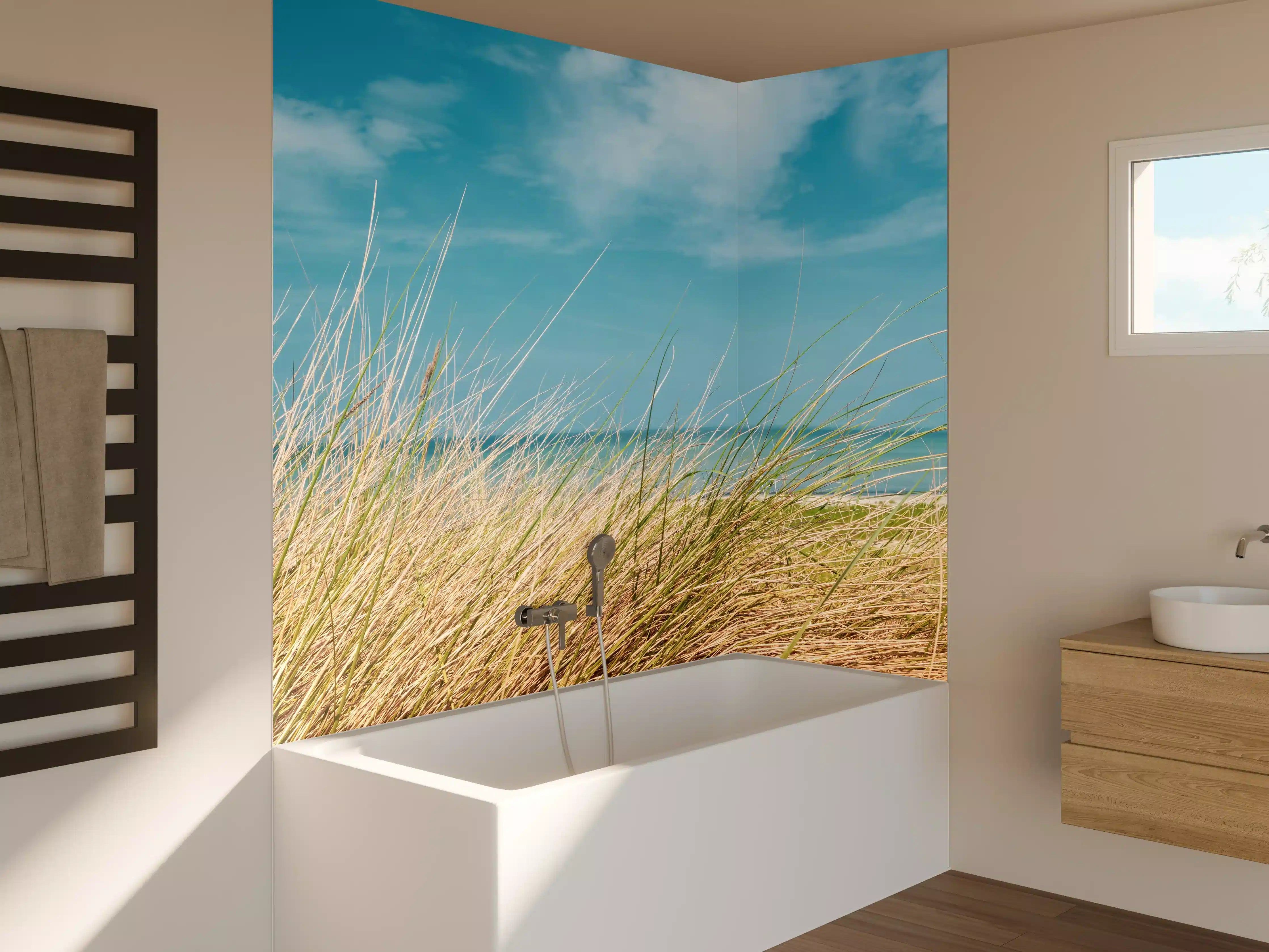 Badewannen-Rückwand - Idyllischer Strand mit blühendem Gras