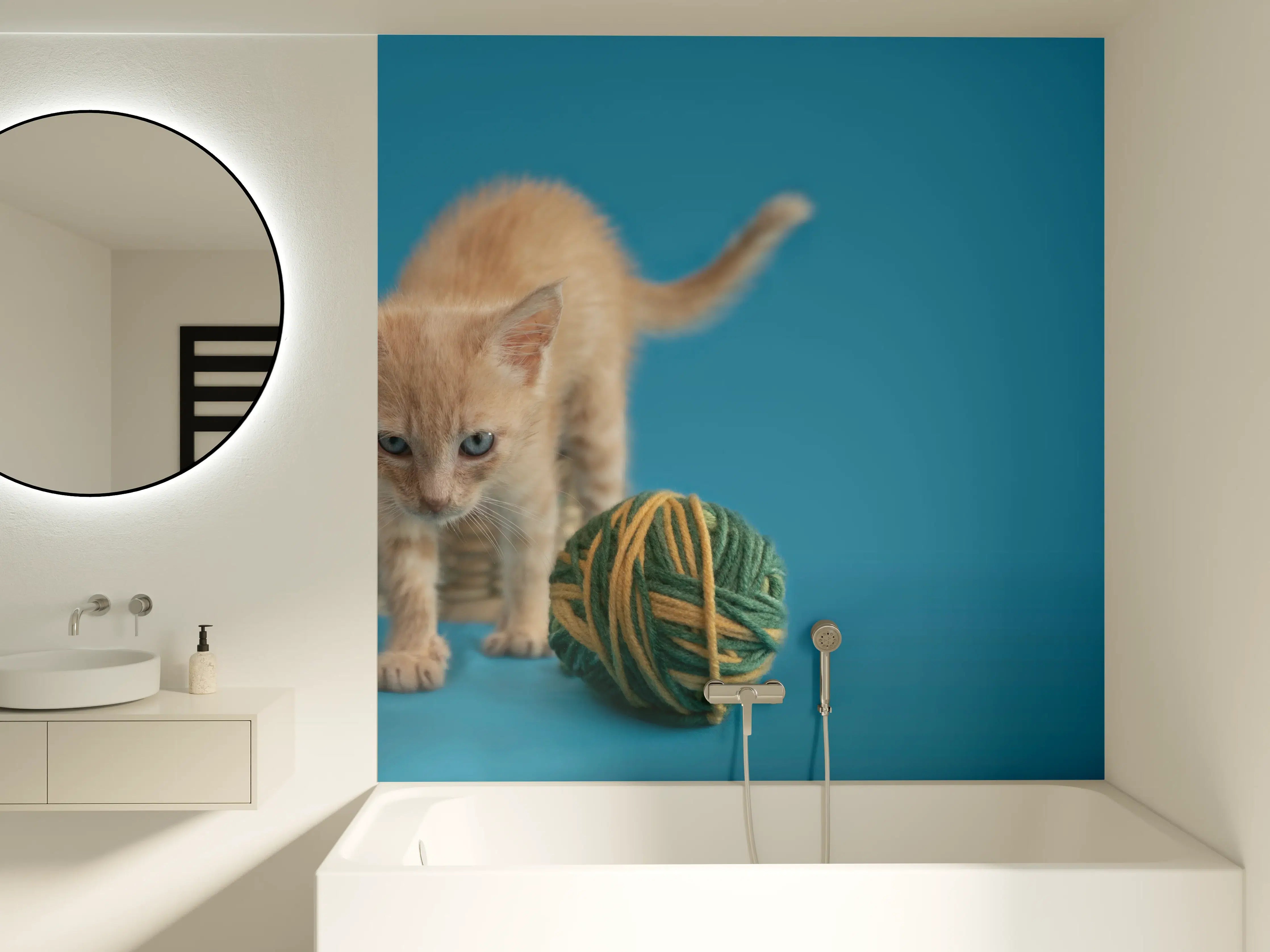 Badewannen-Rückwand - Katzenbaby spielt mit Wollknollen