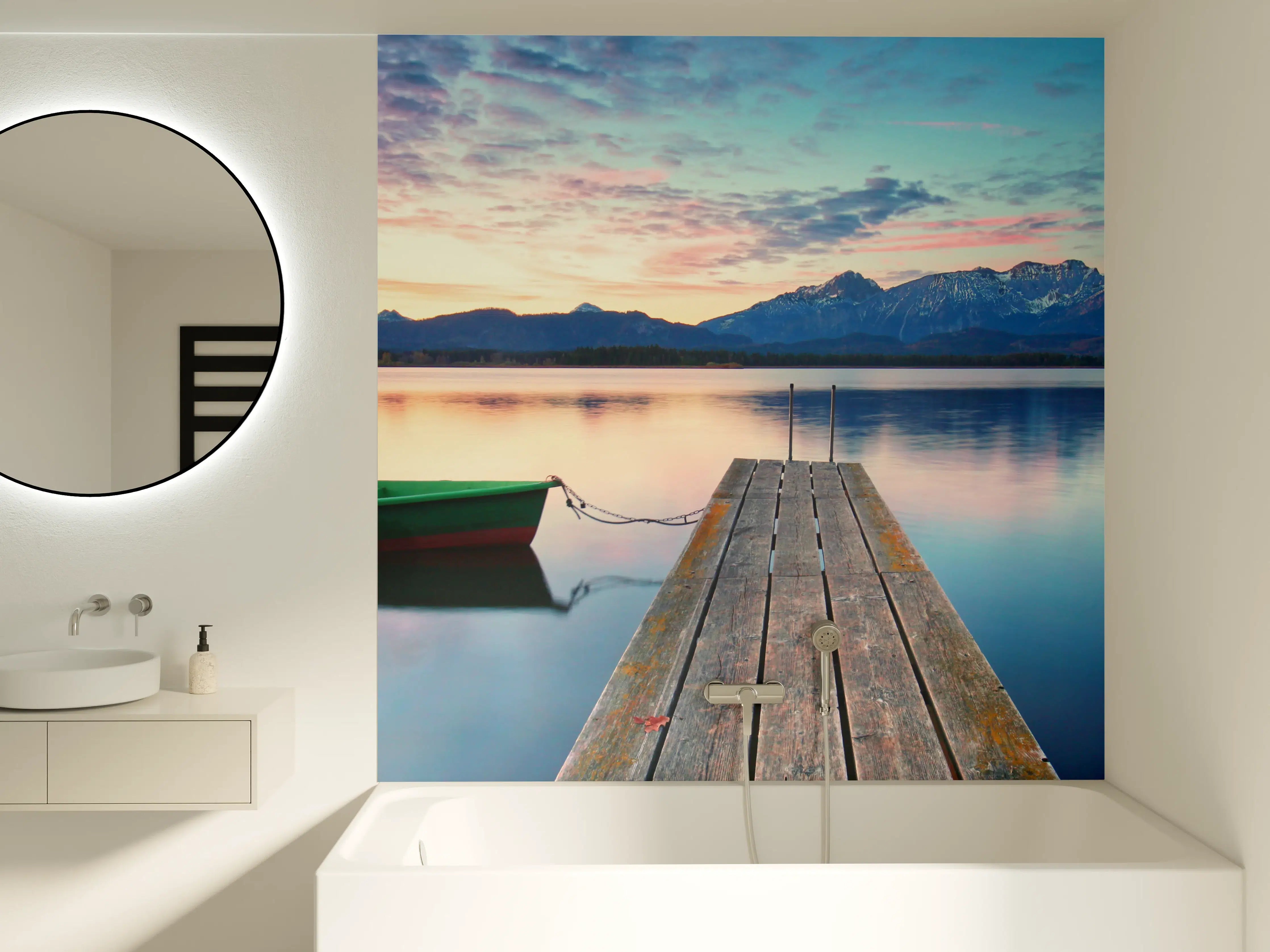 Badewannen-Rückwand - Kleines Boot am Bergsee