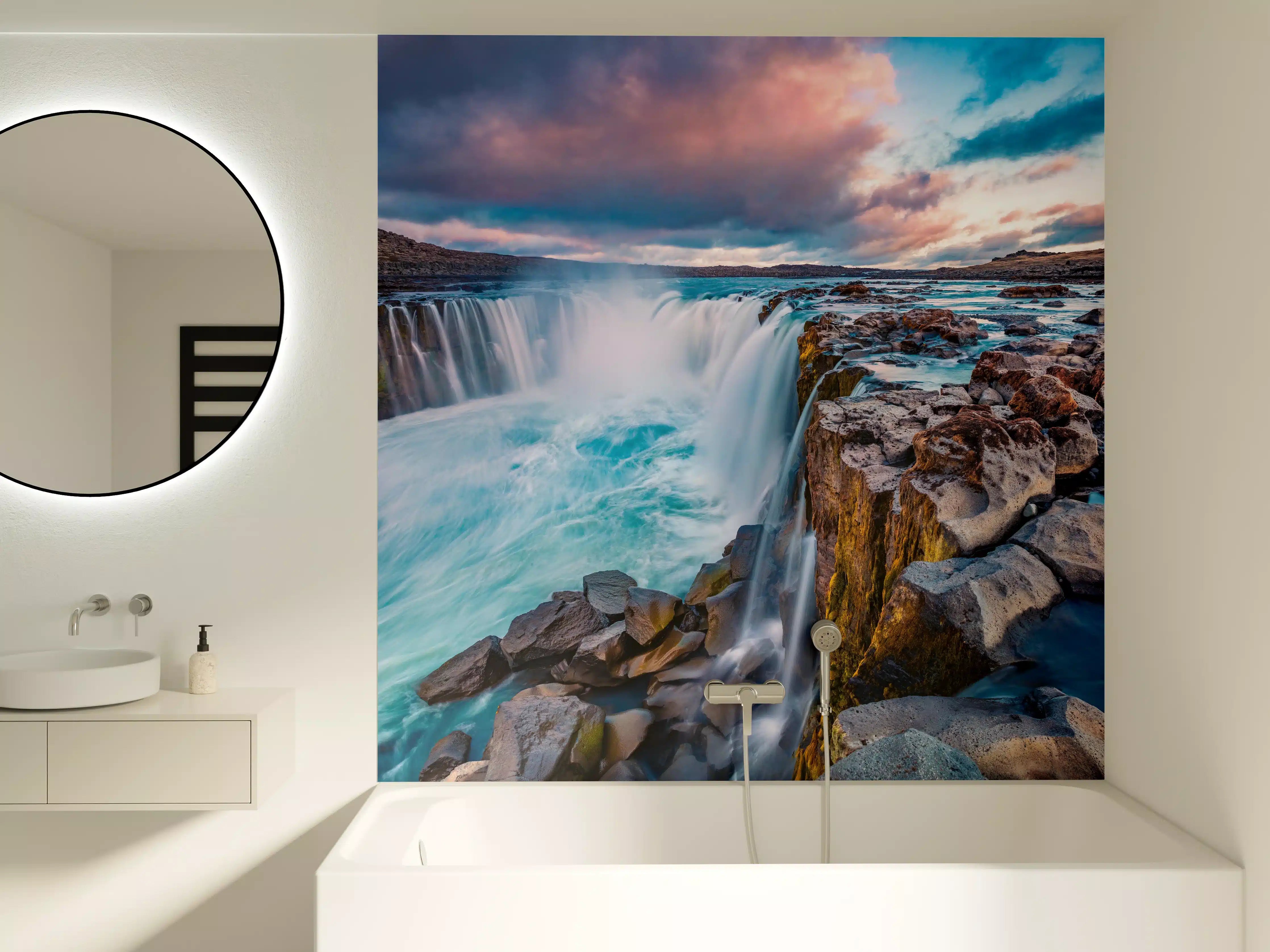 Badewannen-Rückwand - Kraftvolle Sommeransicht des Selfoss-Wasserfalls