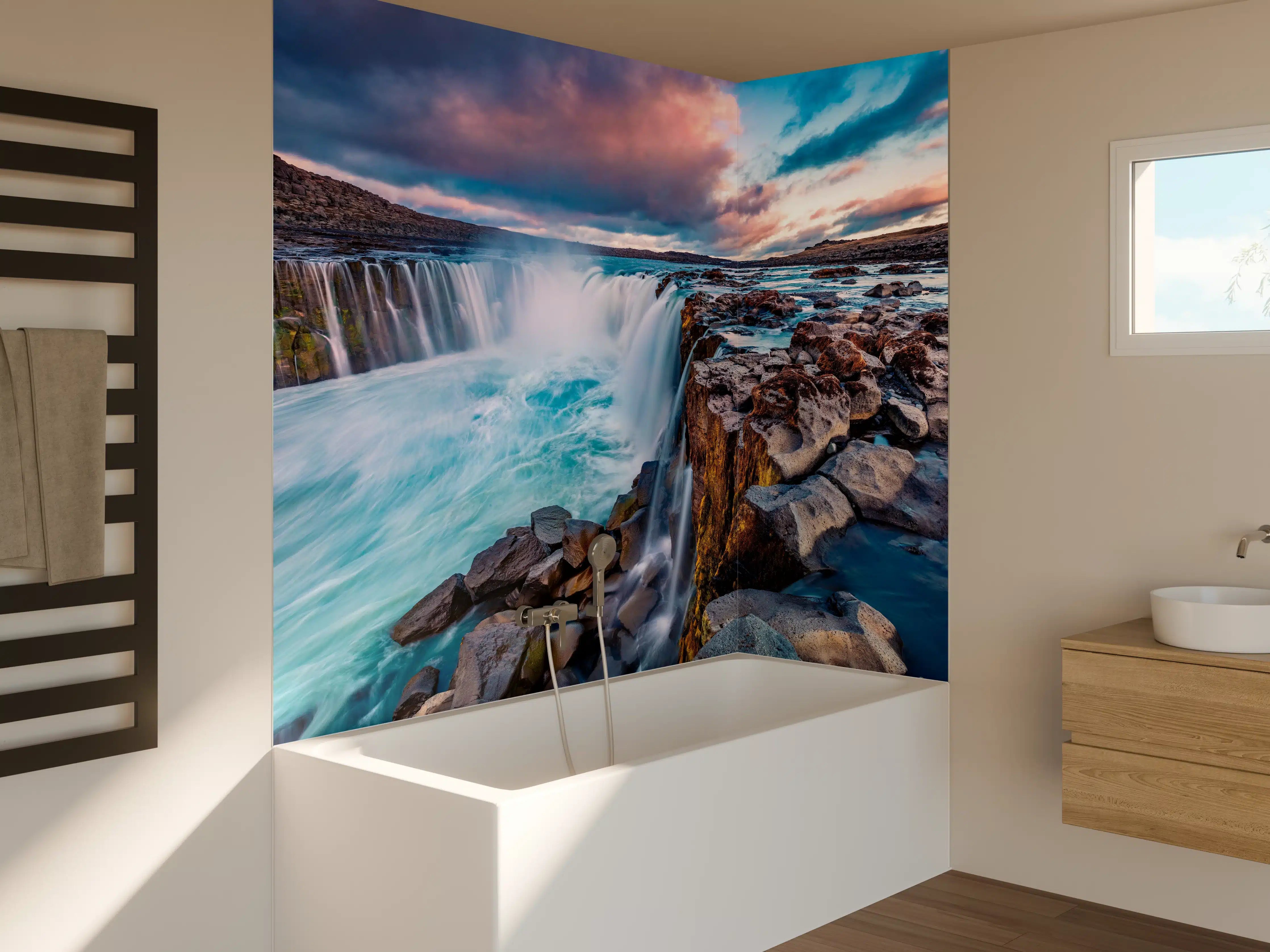 Badewannen-Rückwand - Kraftvolle Sommeransicht des Selfoss-Wasserfalls