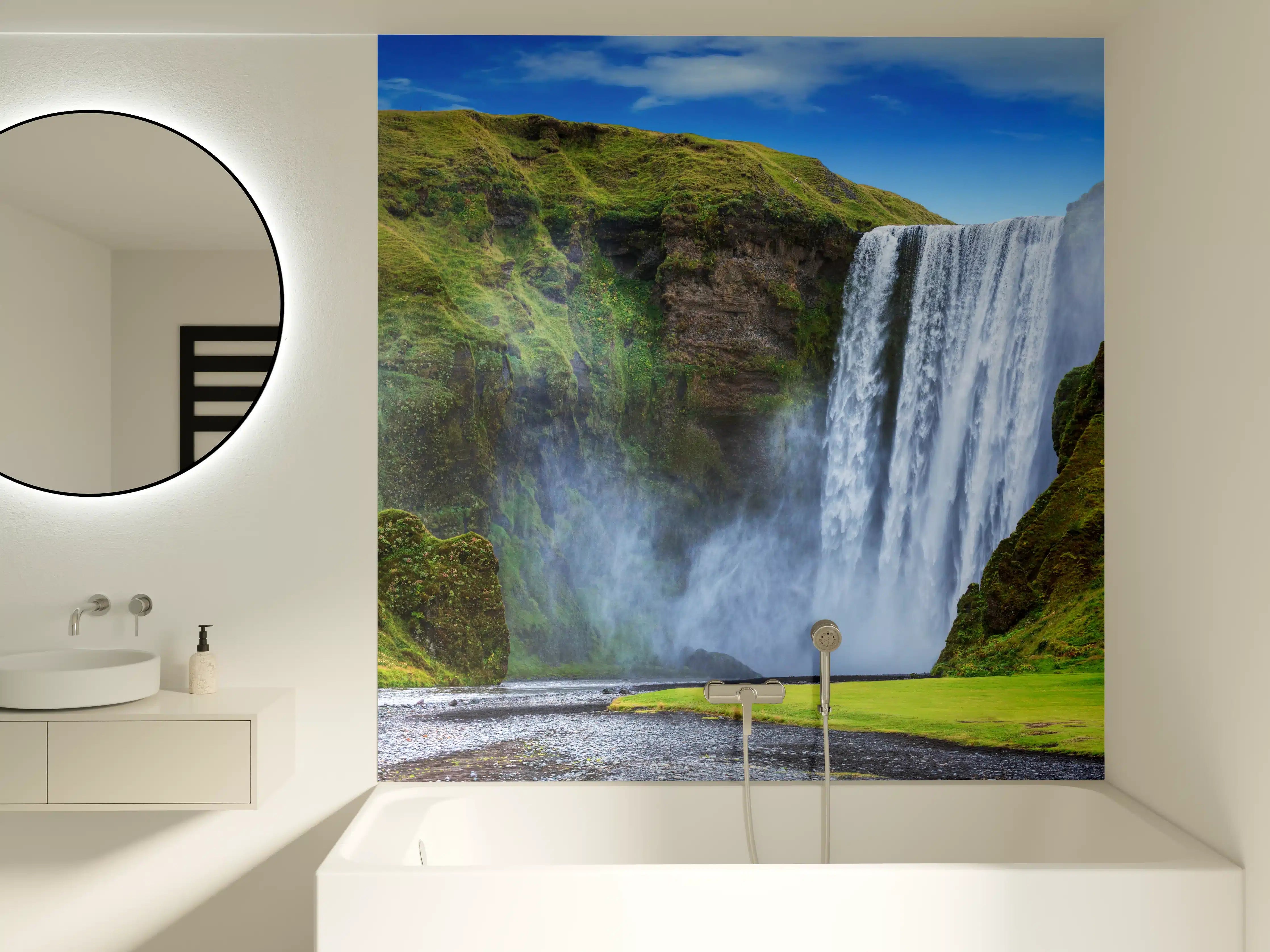 Badewannen-Rückwand - Kraftvoller Wasserfall