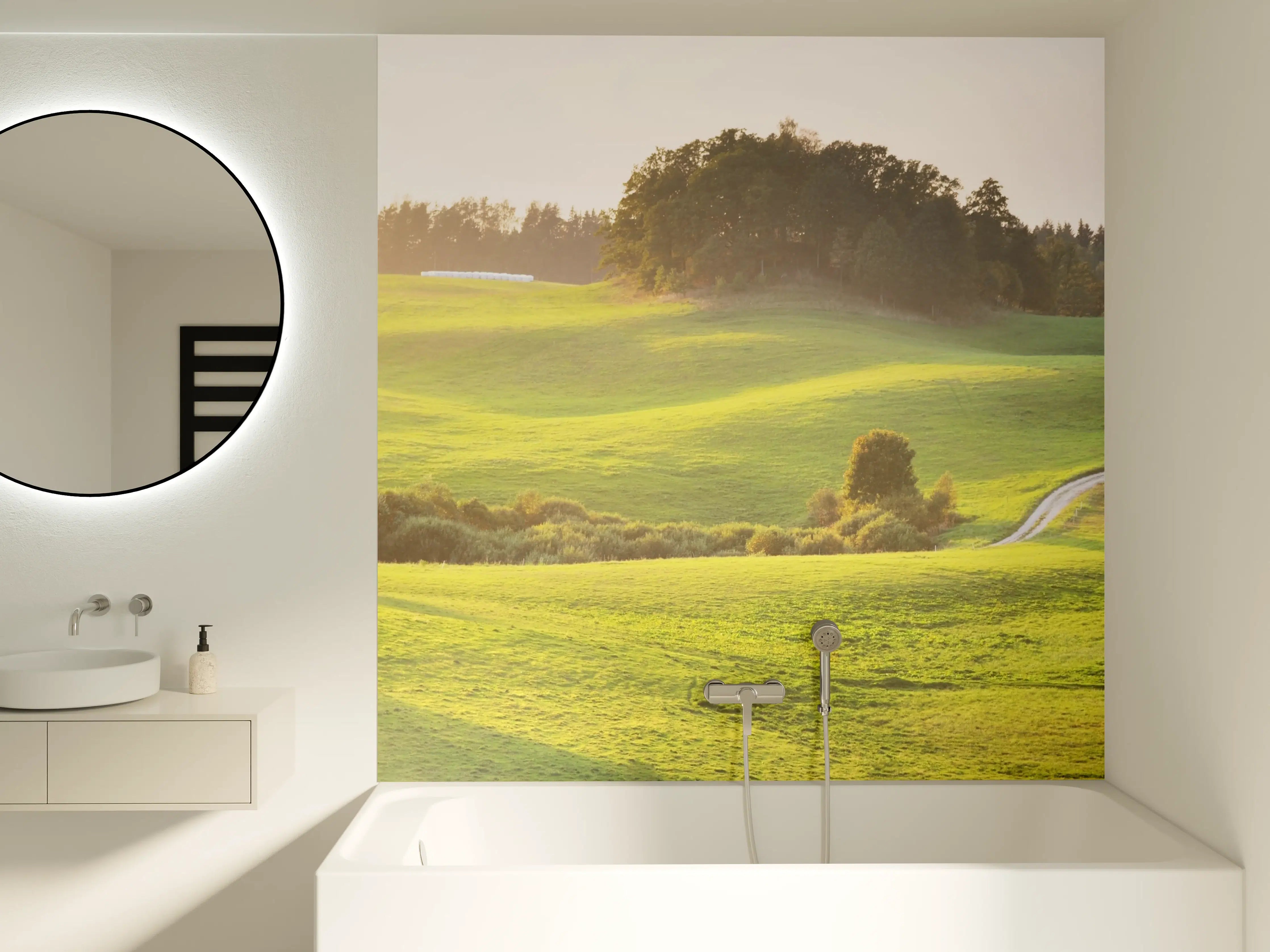 Badewannen-Rückwand - Landschaft mit grünen Wiesen und Bäumen bei Sonnenaufgang