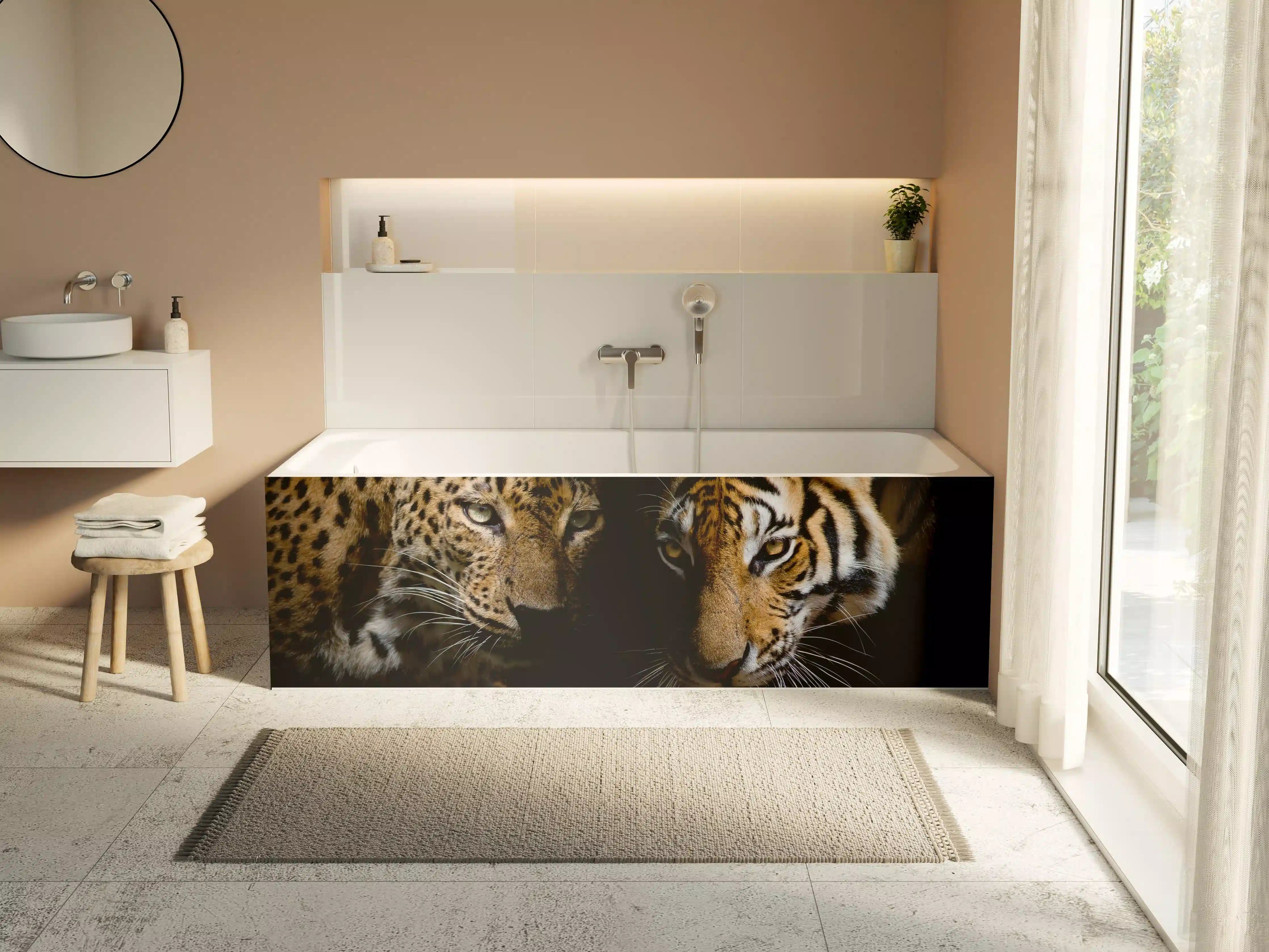 Badewannen-Rückwand - Leopard und Tiger isoliert auf schwarzen Hintergrund
