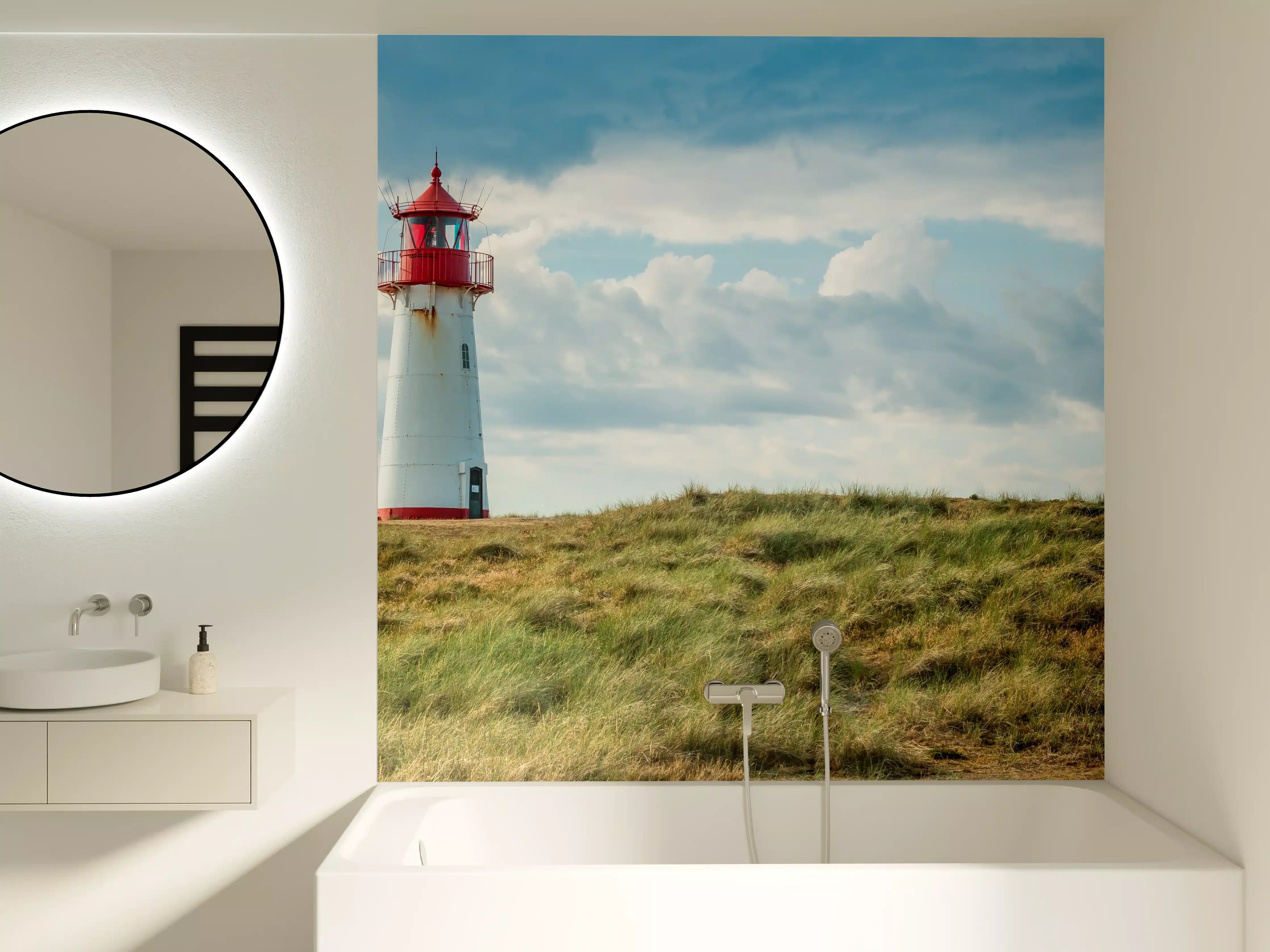 Badewannen-Rückwand - Leuchtturm vor dramatischem Himmel