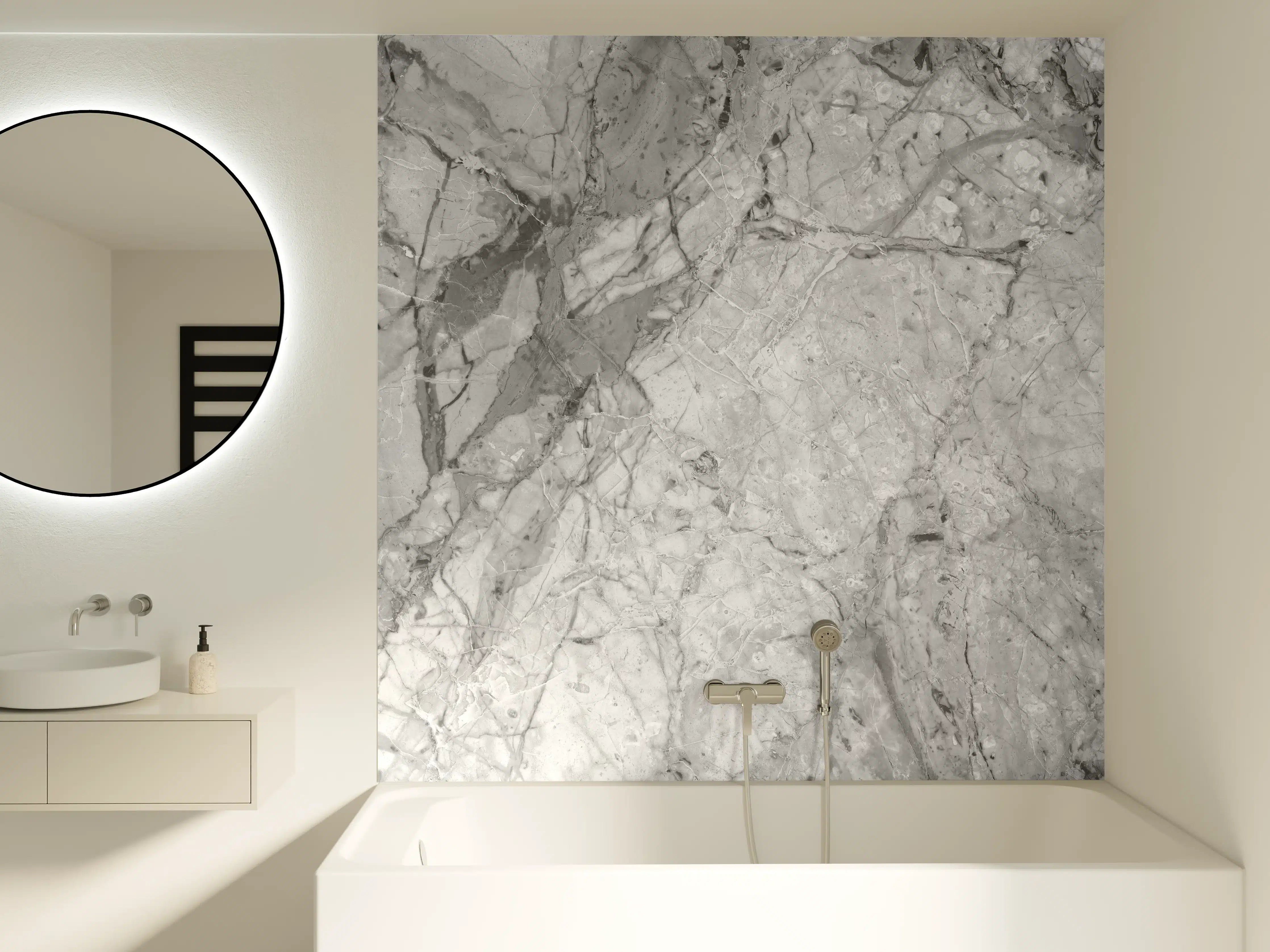 Badewannen-Rückwand - Luxuriöse Marmorstruktur in Weißgrau