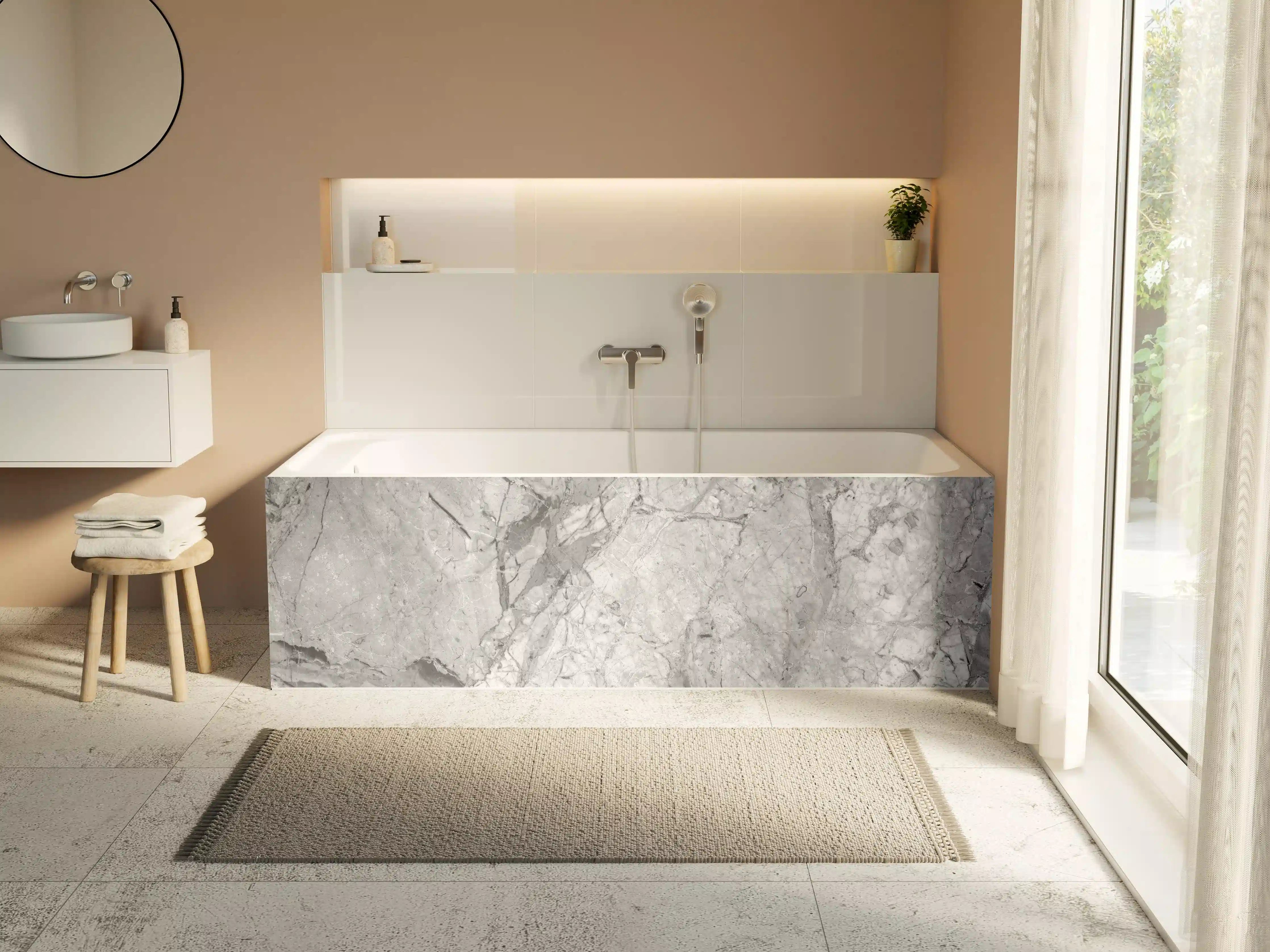 Badewannen-Rückwand - Luxuriöse Marmorstruktur in Weißgrau