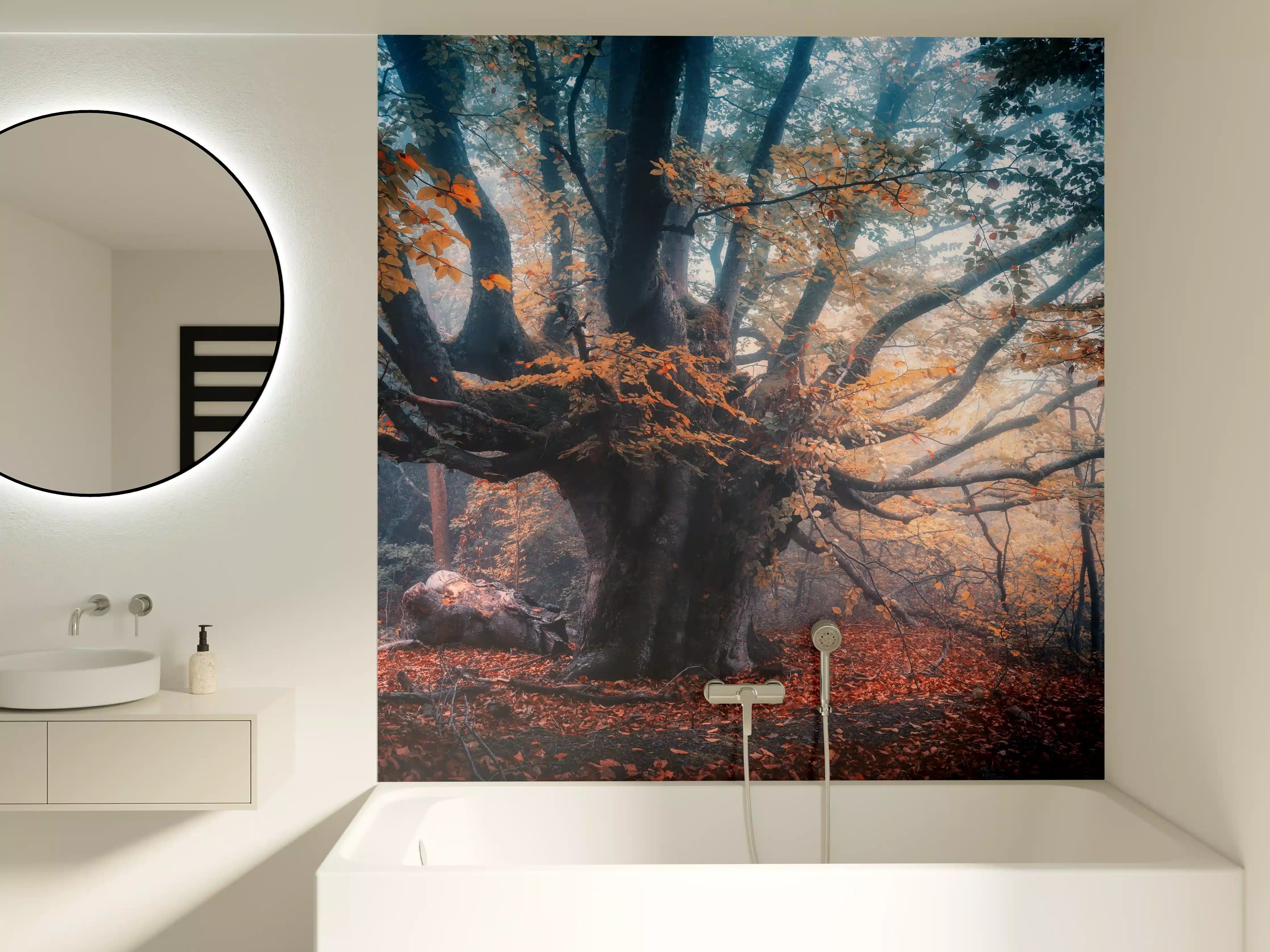 Badewannen-Rückwand - Magischer alter Baum im Herbst