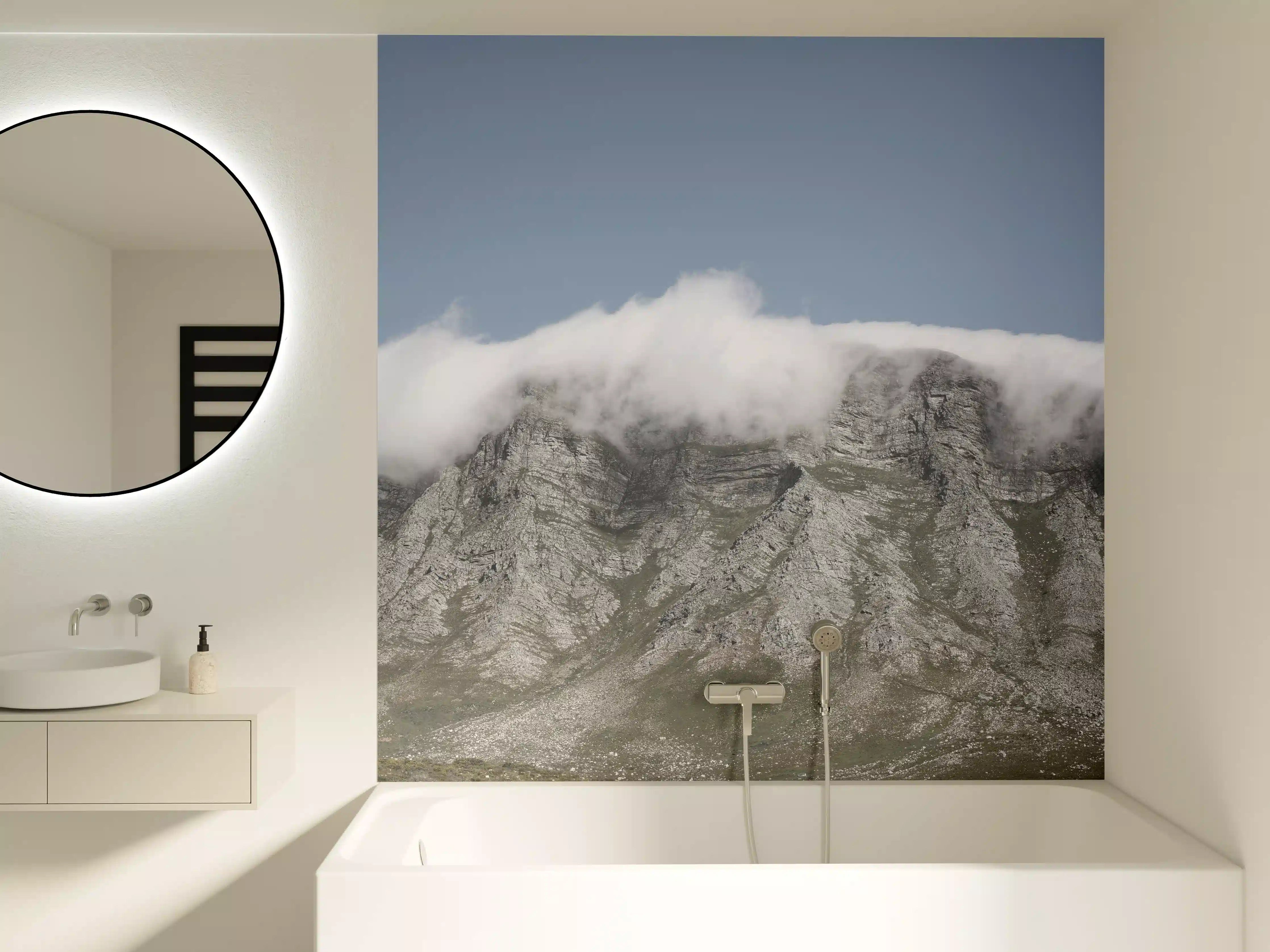 Badewannen-Rückwand - Majestätische Bergspitzen im Nebel