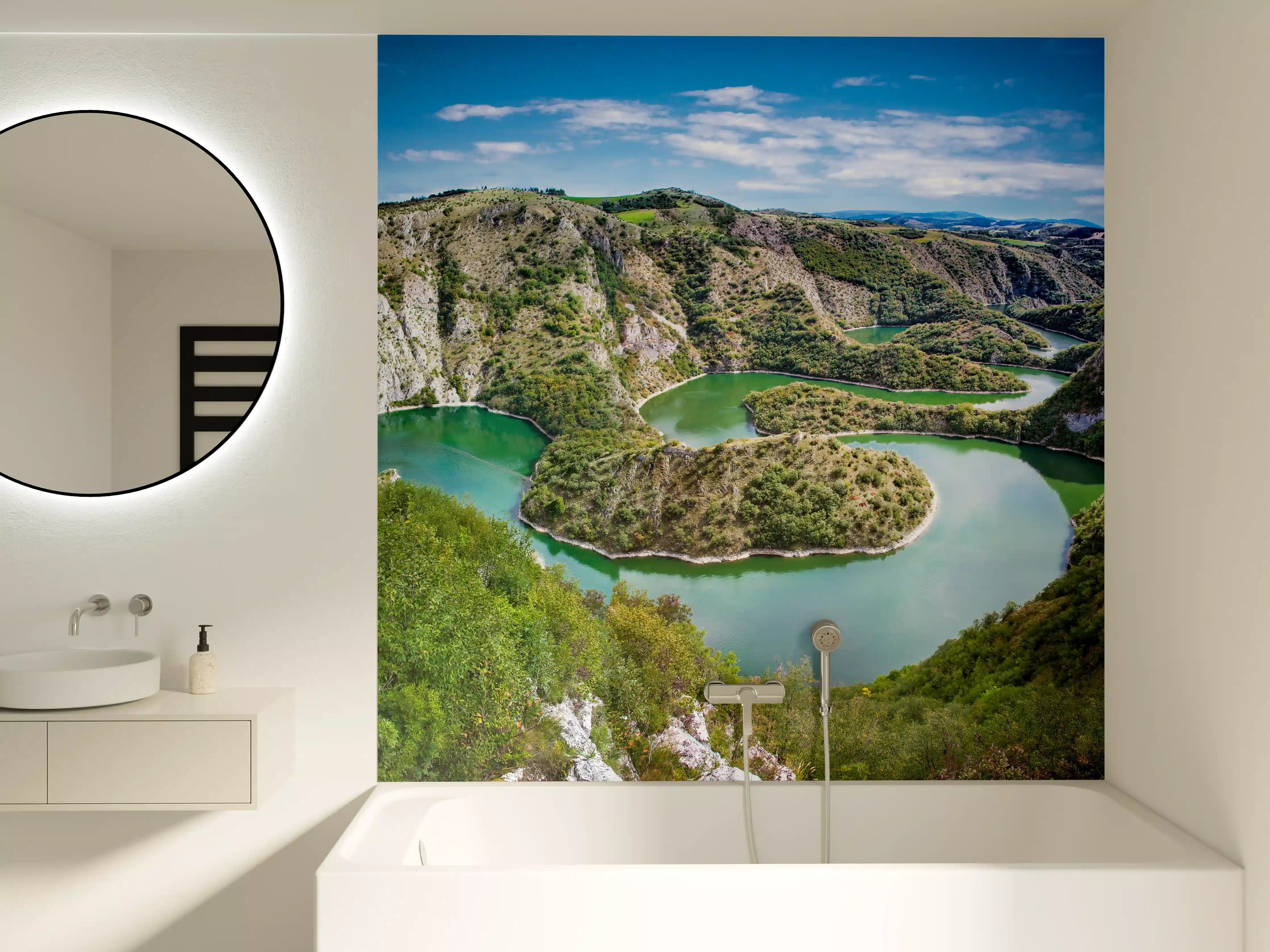 Badewannen-Rückwand - Majestätischer Fluss in grüner Landschaft