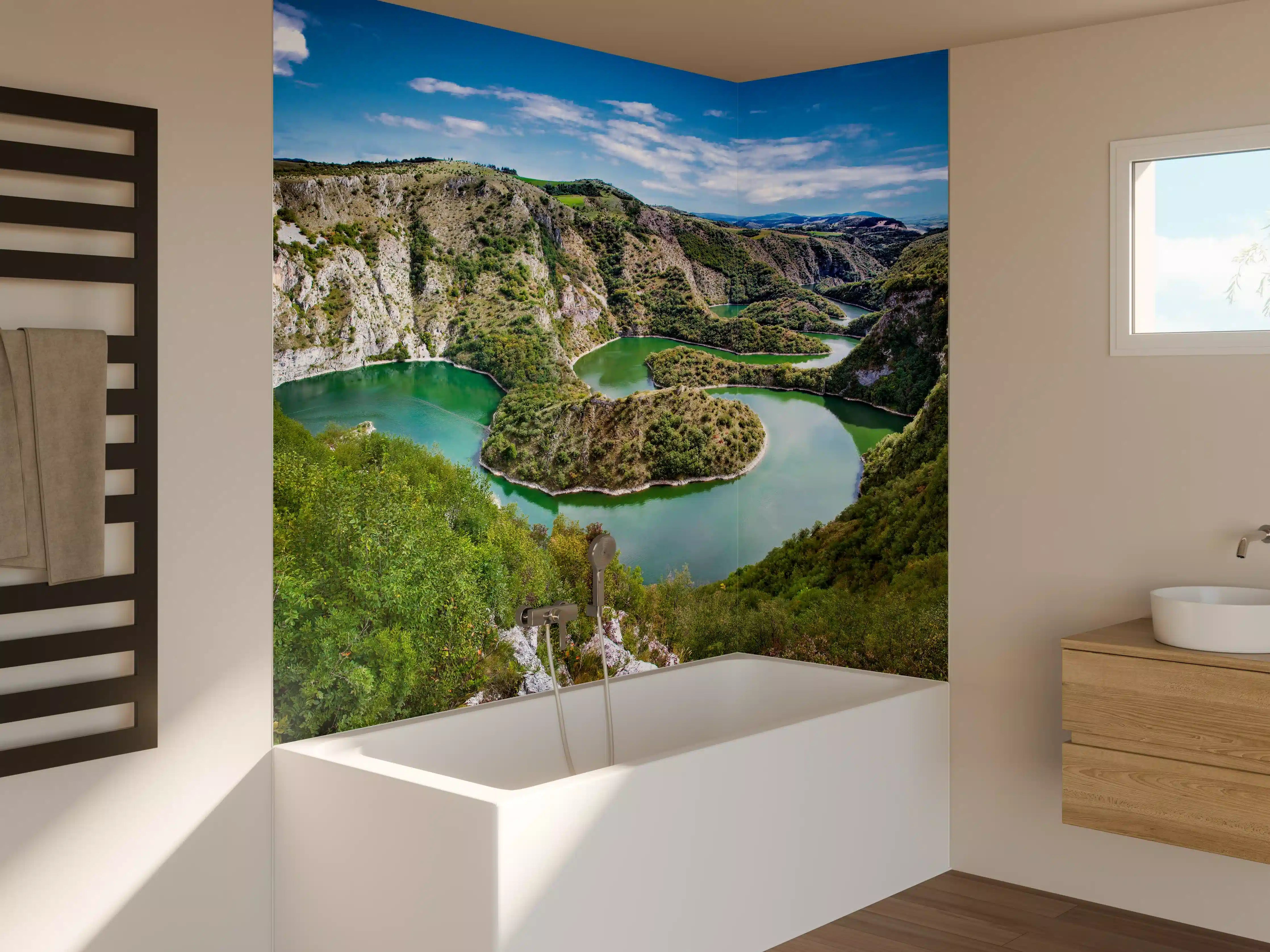 Badewannen-Rückwand - Majestätischer Fluss in grüner Landschaft