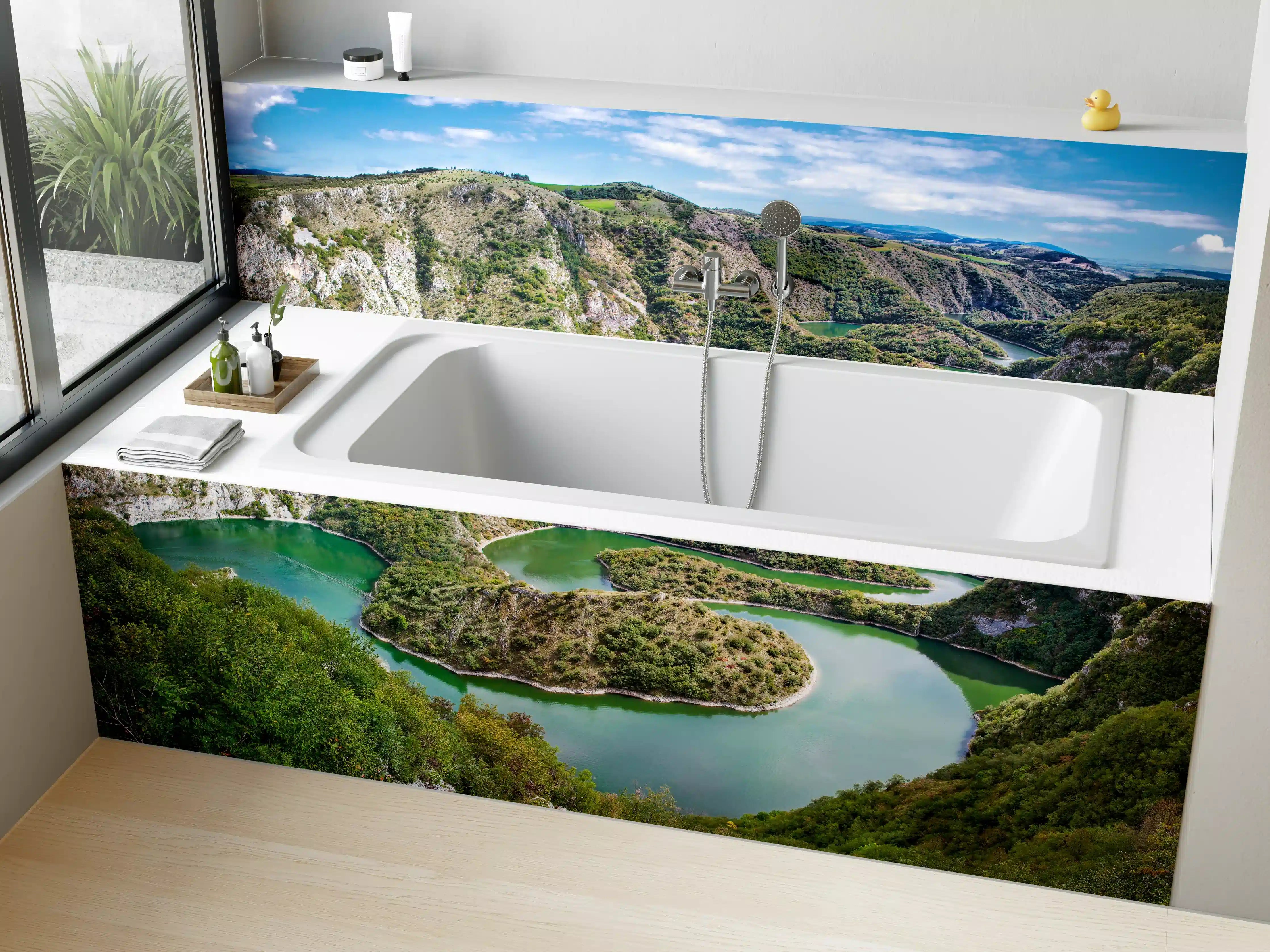 Badewannen-Rückwand - Majestätischer Fluss in grüner Landschaft