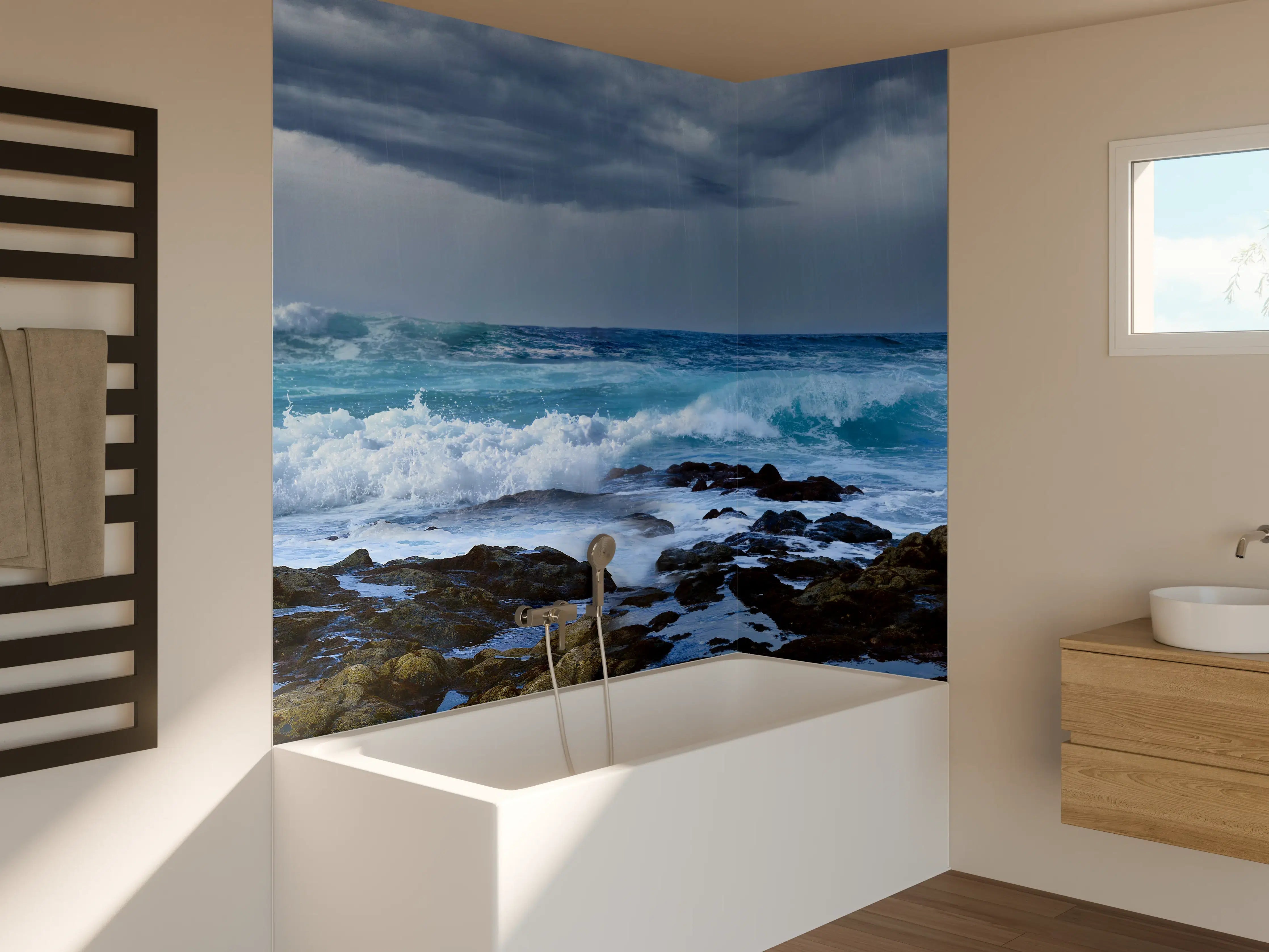 Badewannen-Rückwand - Meeresküste mit dunklen Regenwolken und stürmischer See