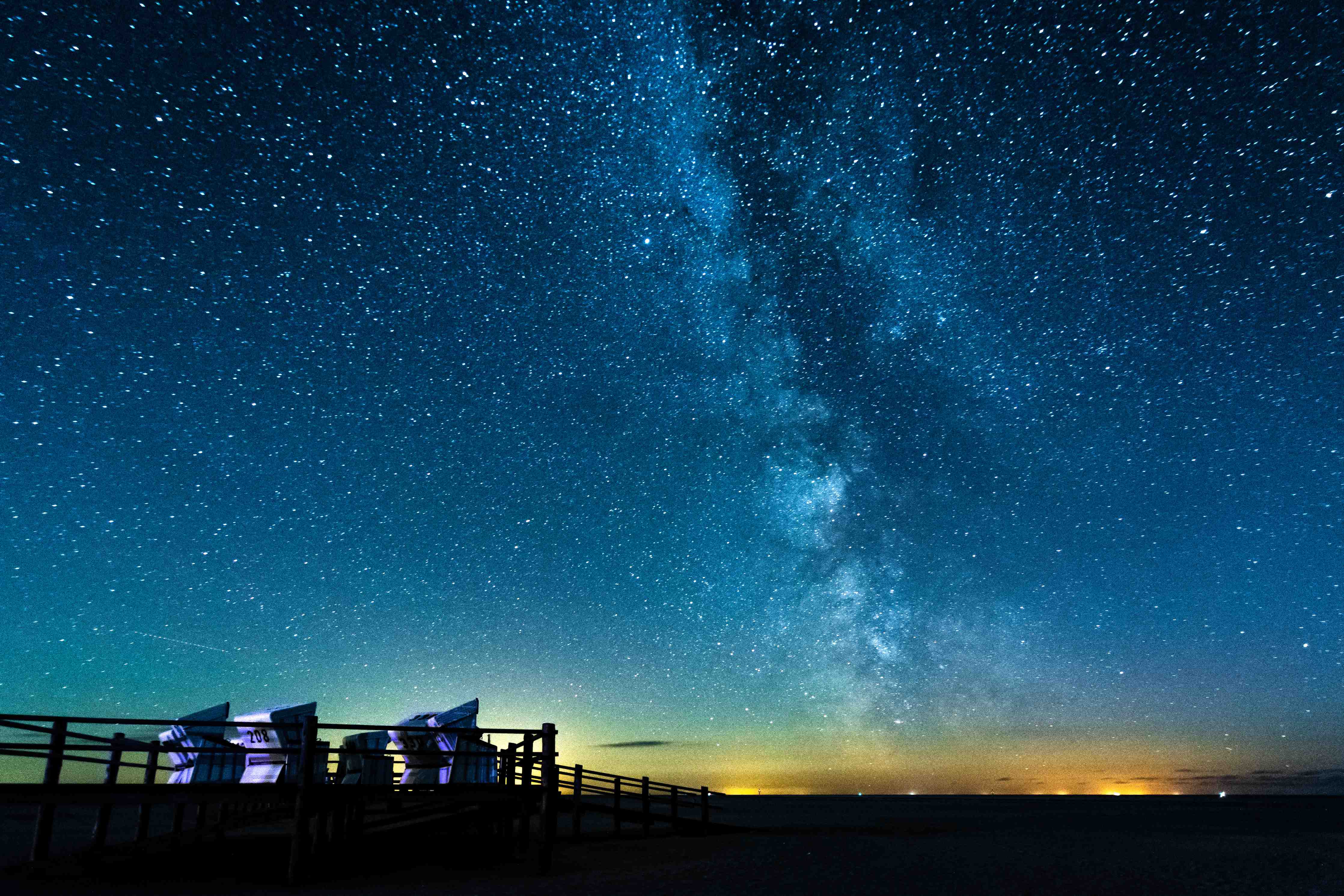 Badewannen-Rückwand-Milchstraße bei Nacht über der Nordsee