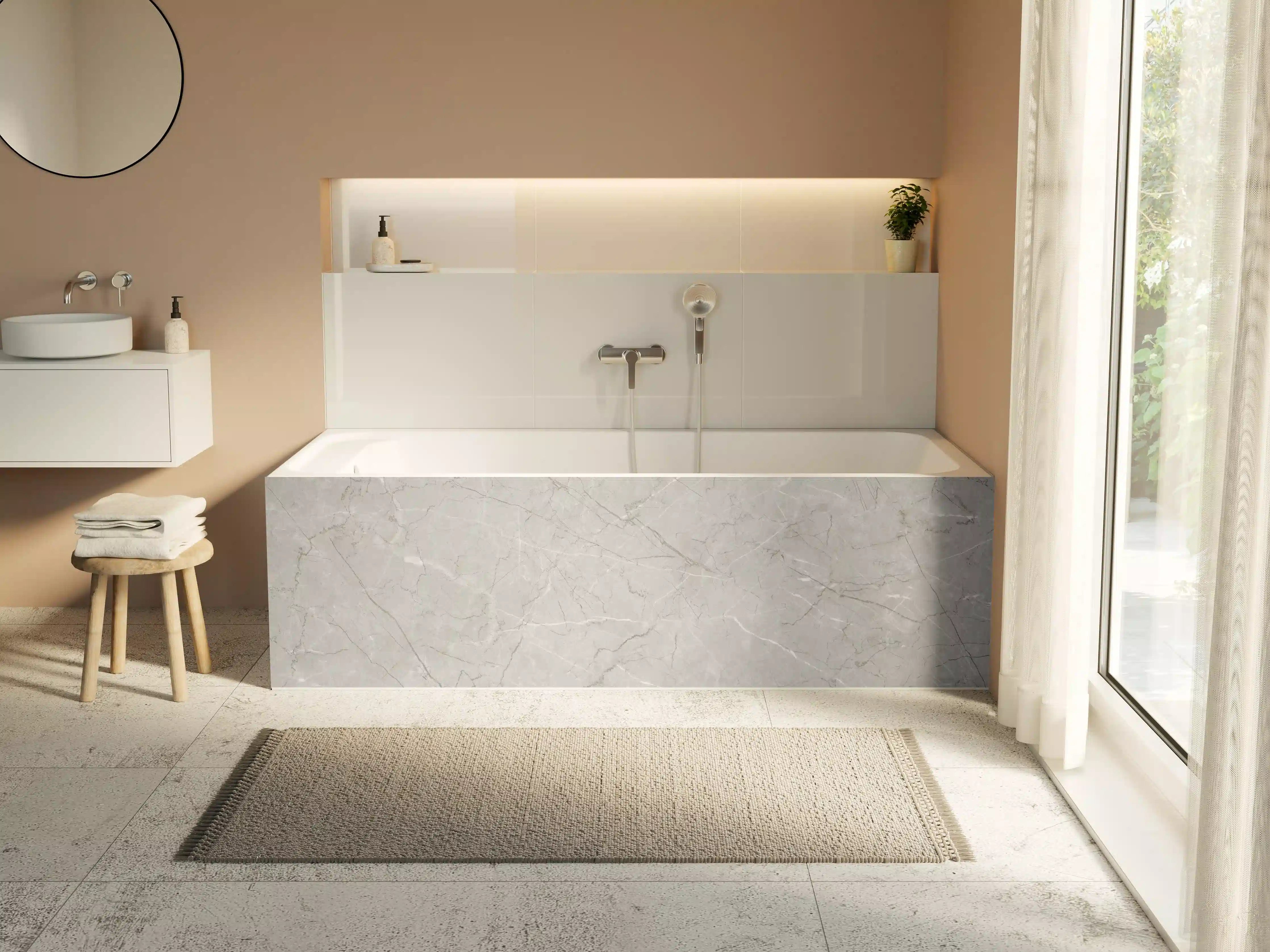 Badewannen-Rückwand - Minimalistische Marmorfläche in Weiß und Grau