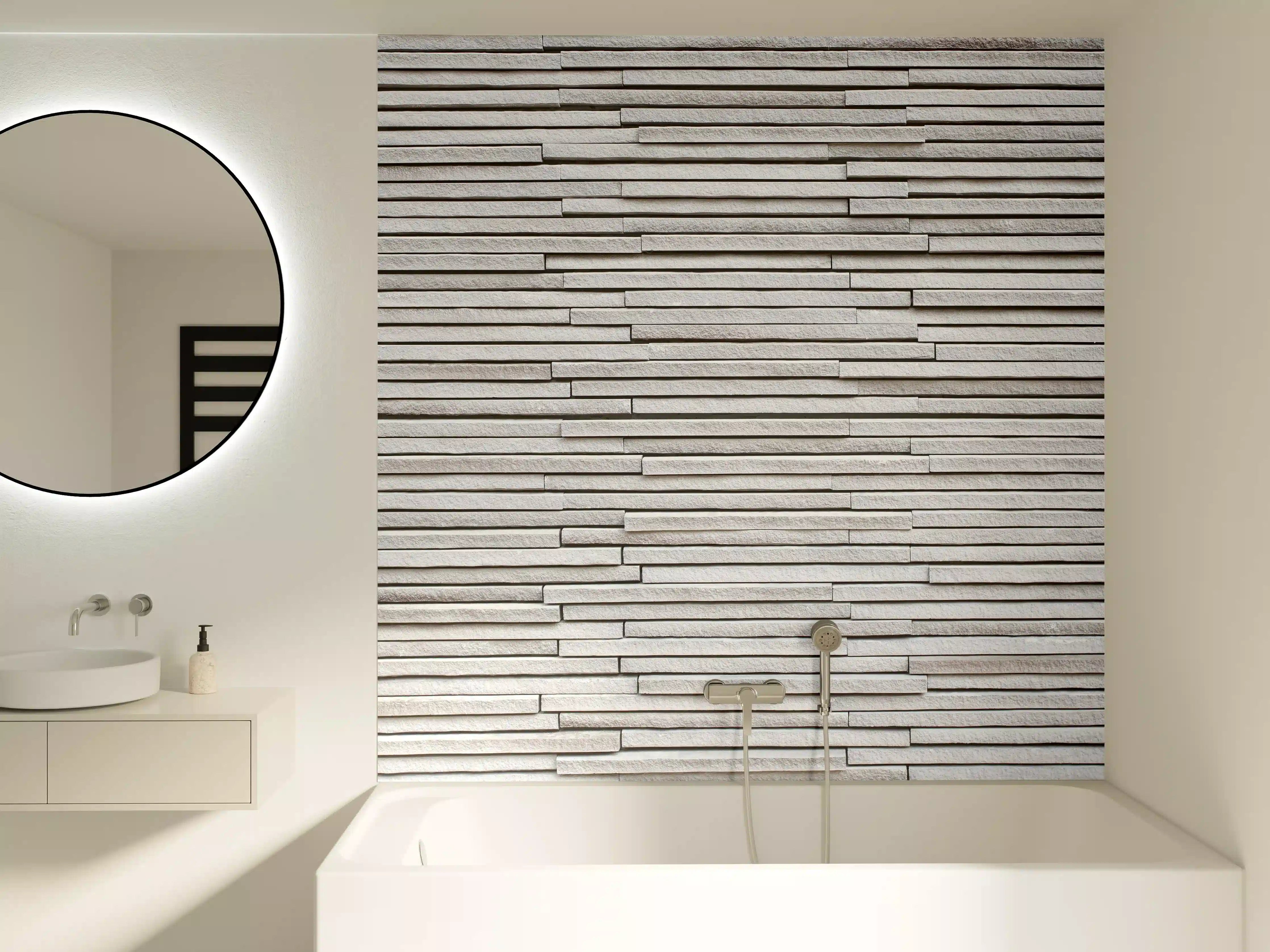 Badewannen-Rückwand - Moderne helle Steinwand