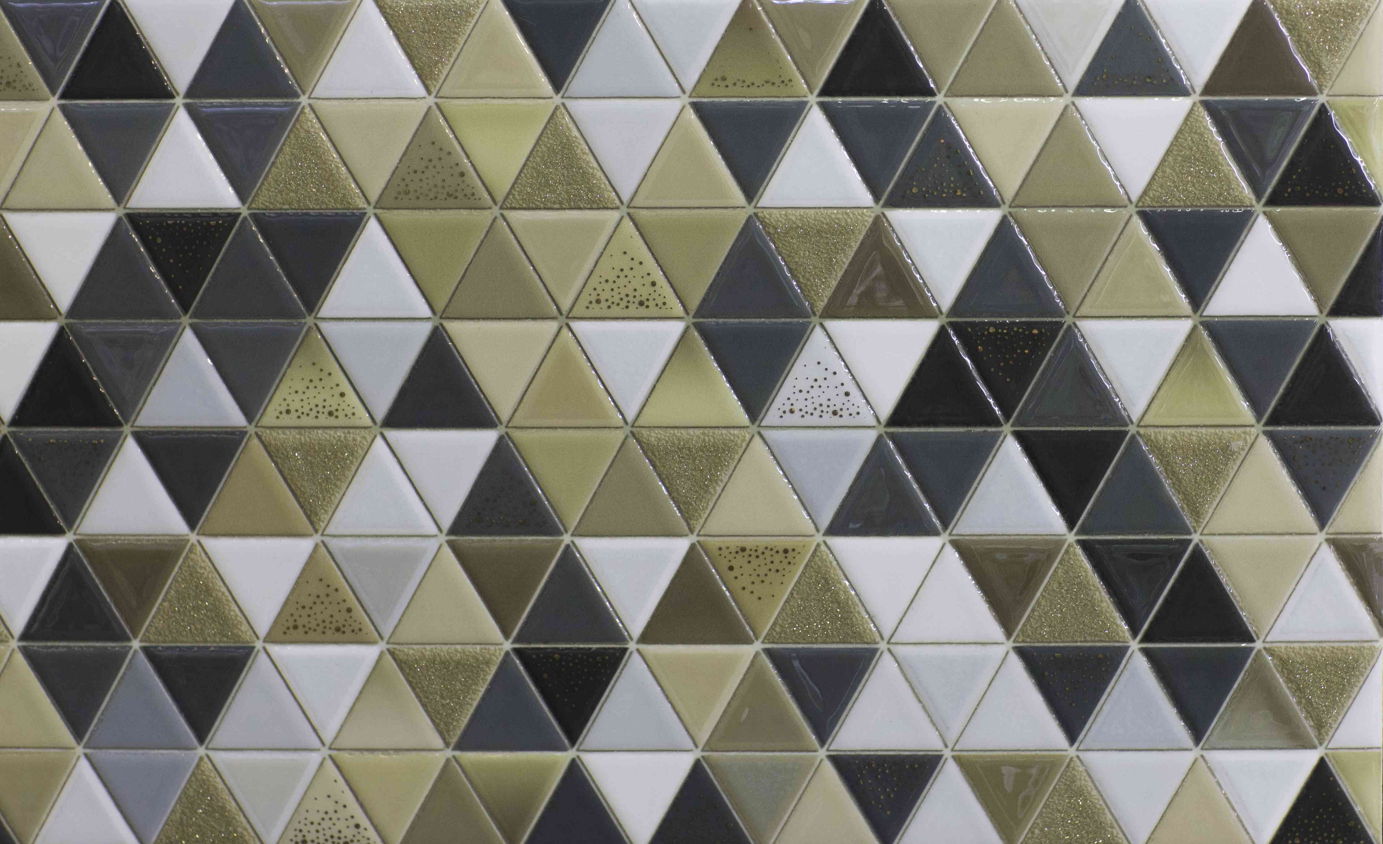 Badewannen-Rückwand-Mosaikfliesen in Grau-Beige-Schwarz-Design