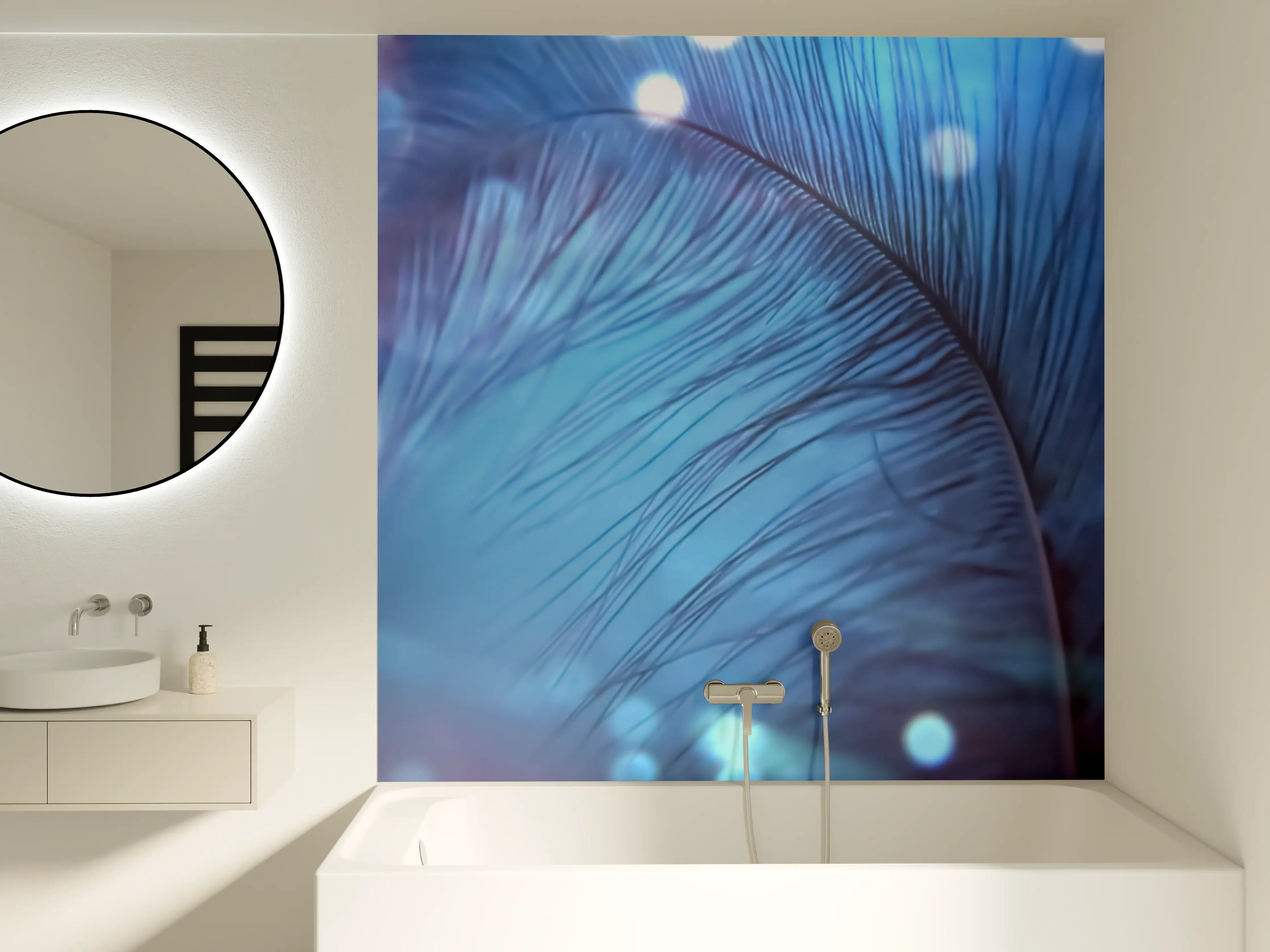 Badewannen-Rückwand - Nahaufnahme einer blauen Feder