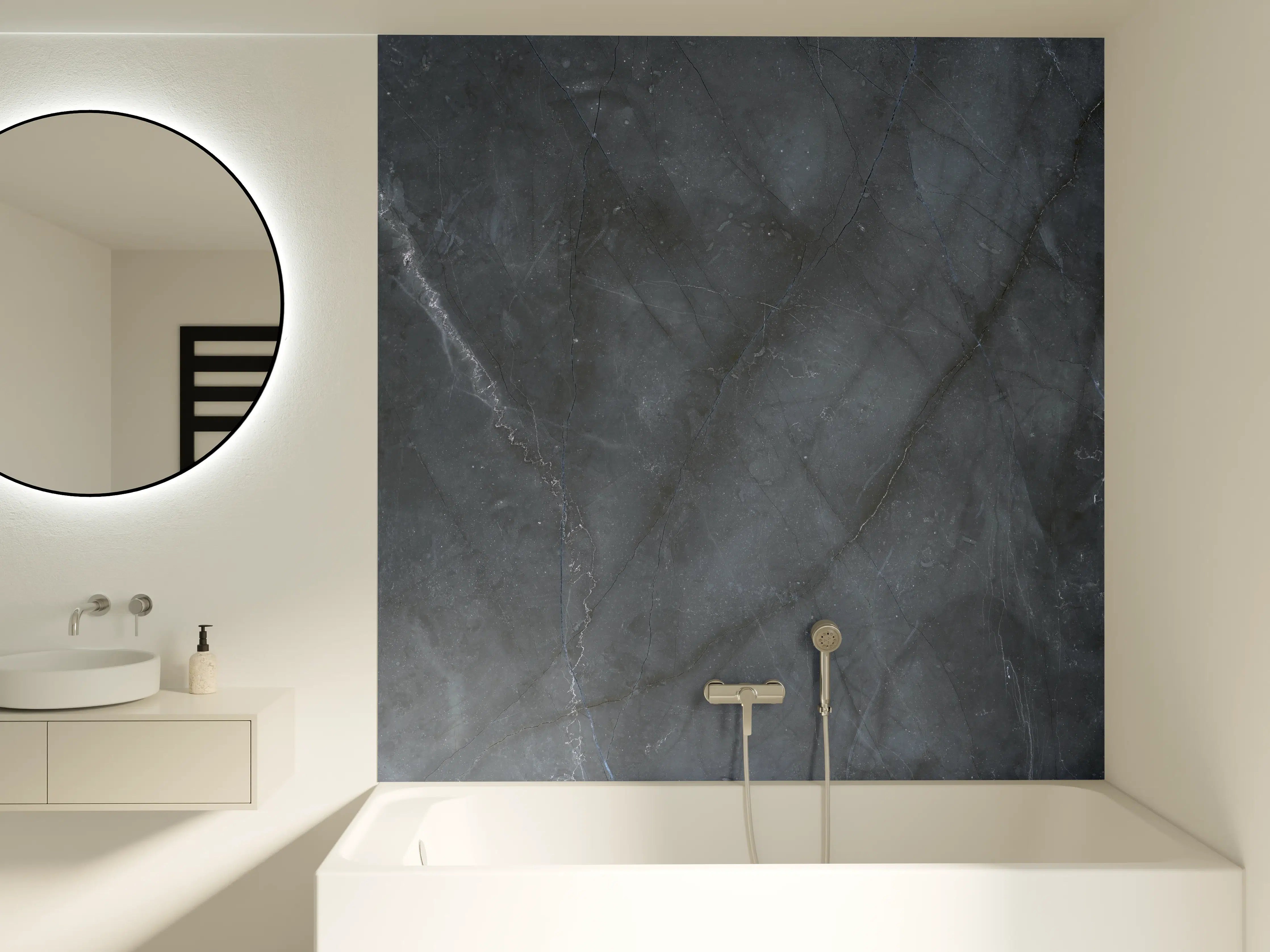 Badewannen-Rückwand - Nahaufnahme italienische Marmorplatte