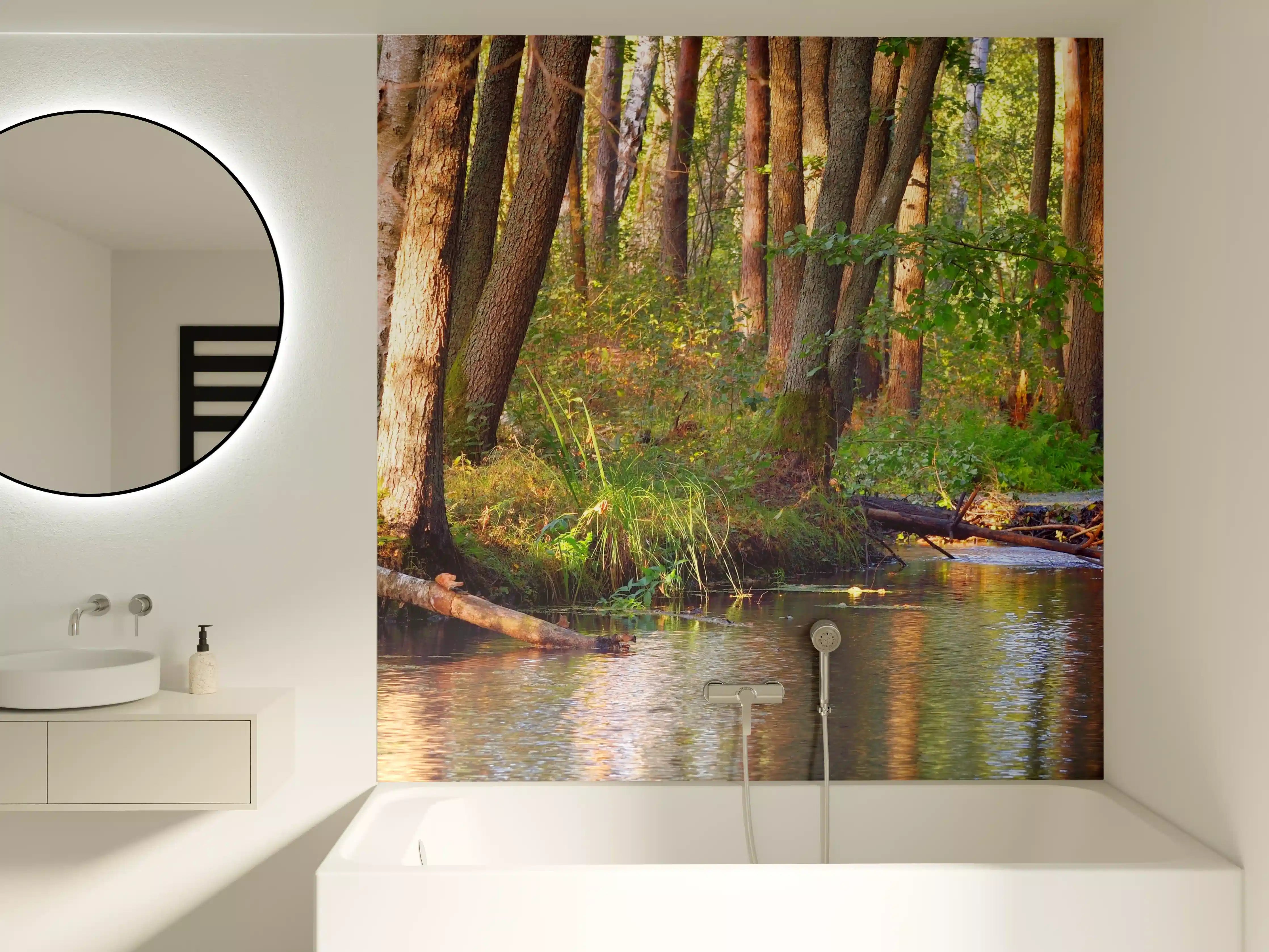 Badewannen-Rückwand - Natürliche Flusslandschaft mit Baumreflexionen