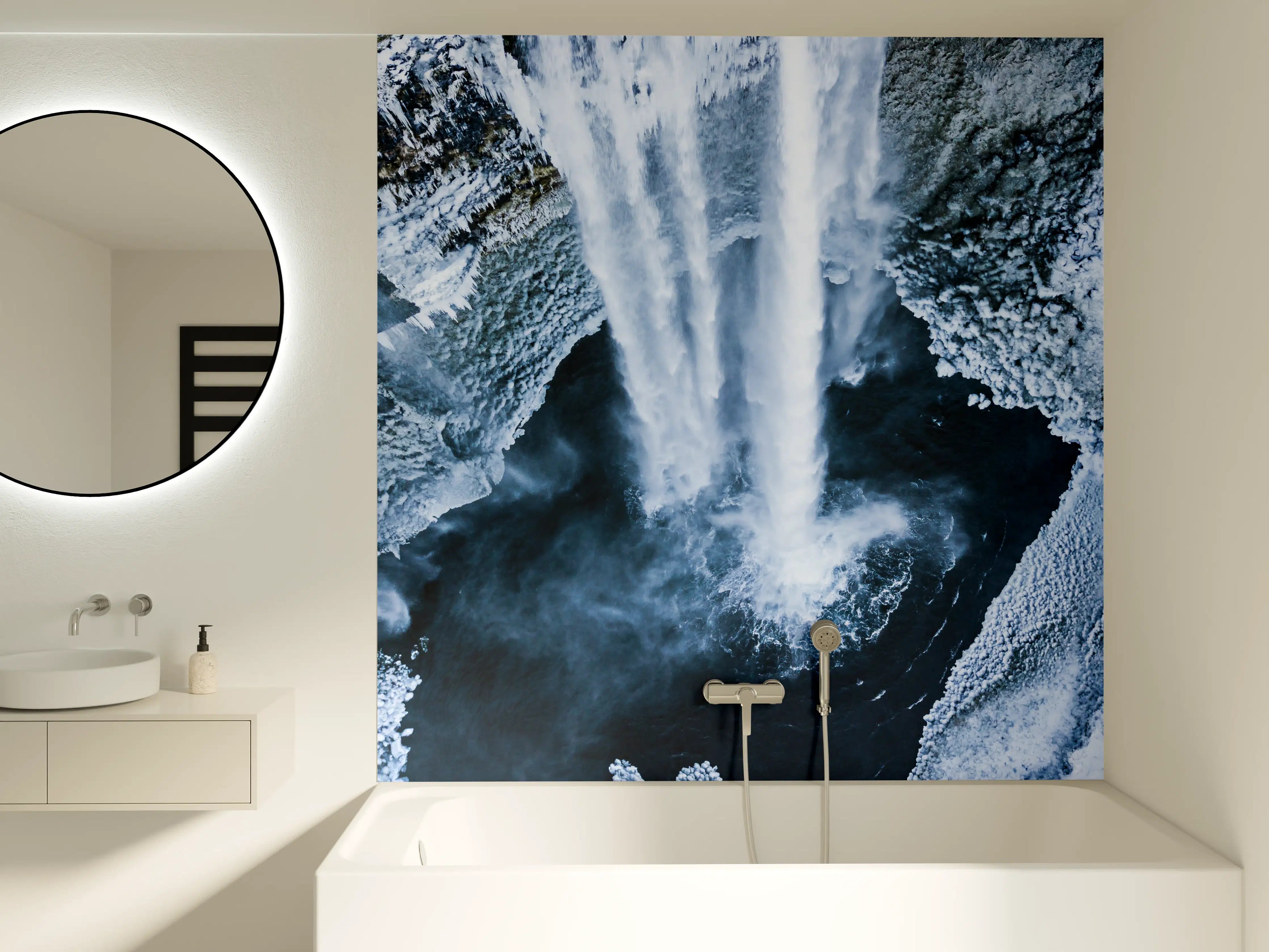 Badewannen-Rückwand - Naturwasserfall mit Gischt und Felsgestein